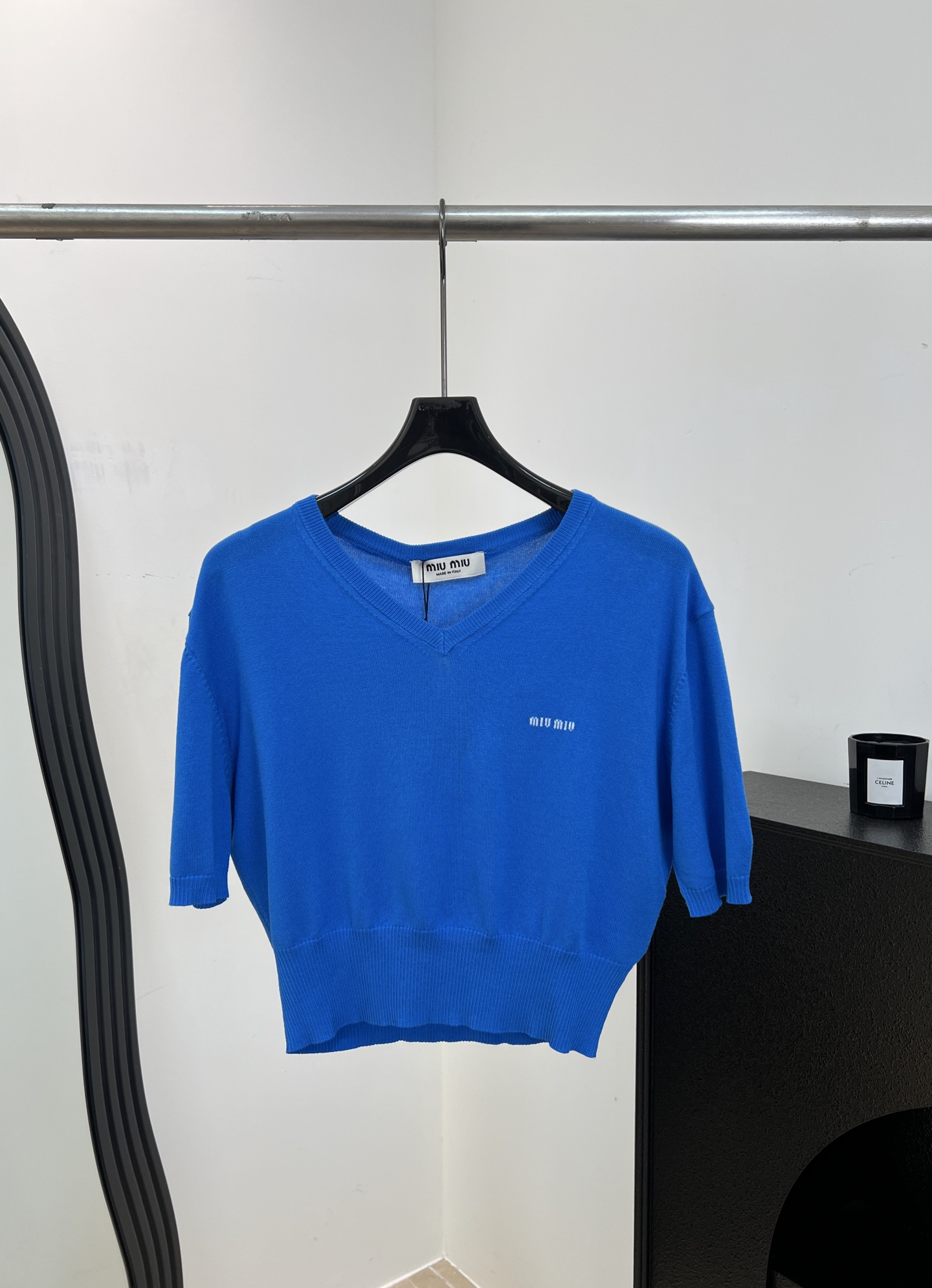 NO:837307,Miu Miu spring and summer new style knitted short-sleeved T-shirt, soft knitted fabric, elastic fabric, ribbed hem waist, brand embroidery on the chest, casual fit, size S M L,,miumiu,T-shirt,19860909Miu Miu 春夏新款 针织短款短袖T、柔软针织面料、面料有弹性、下摆罗纹收腰、胸前品牌刺绣、休闲版型 码数S M L,,miumiu,T-shirt,,Women's clothing