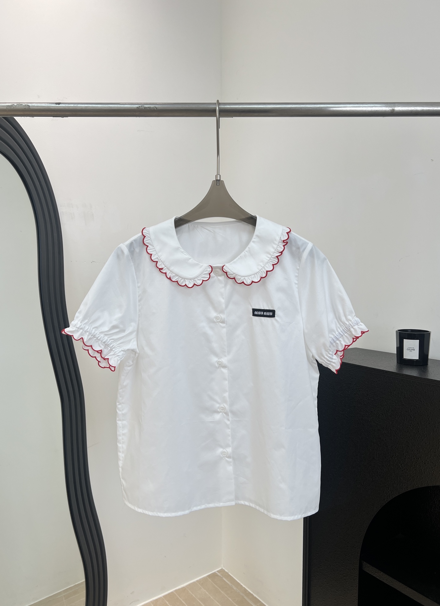 NO:837332,Miu Miu spring and summer new style cotton doll collar white shirt, red lace embellishment on the collar and cuffs, embroidered micro logo on the chest, casual fit, size S M L,,miumiu,shirts,19860909Miu Miu 春夏新款 棉质娃娃领白衬衫、红色花边点缀领口和袖口、胸前刺绣微标、休闲版型 码数S M L,,miumiu,shirts,,Women's clothing