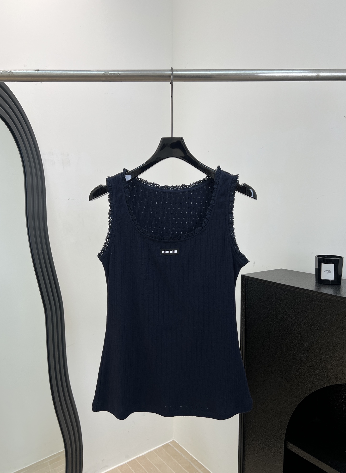 NO:837342,Miu Miu spring and summer new style cotton knitted lace vest, elastic fabric, elastic band design, engraved ruffles on the collar and cuffs, small logo on the chest corner, elastic fabric, casual fit, size S M L,,miumiu,19860909Miu Miu 春夏新款 棉质针织蕾丝背心、面料弹性好、松紧带设计、领口和袖口镂花荷叶边、胸前角小logo、面料有弹性、休闲版型 码数S M L,,miumiu,,Women's clothing