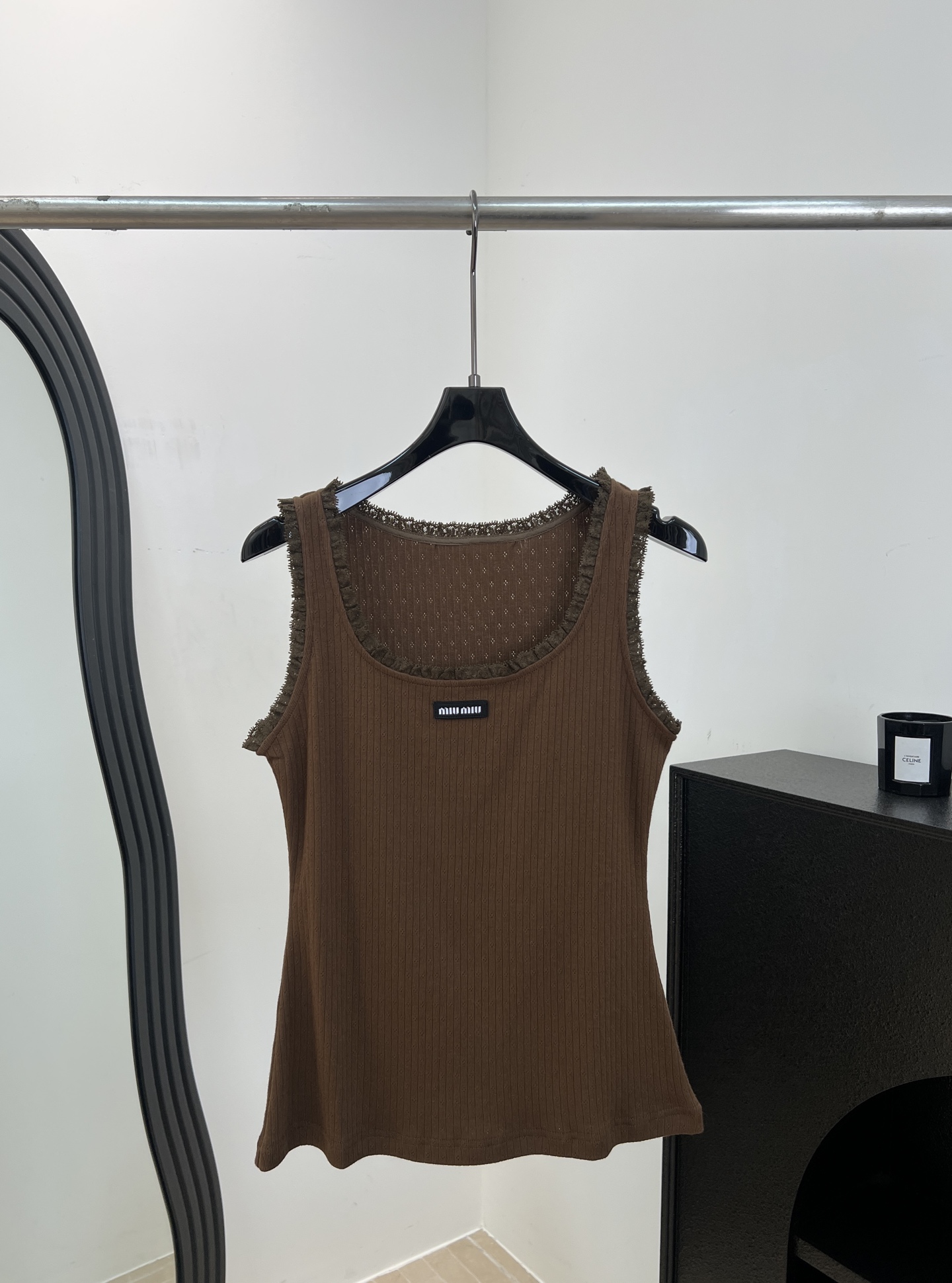 NO:875318,Miu Miu spring and summer new style cotton knitted lace vest, elastic fabric, elastic band design, engraved ruffles on the collar and cuffs, small logo on the chest corner, elastic fabric, casual fit, size S M L,,miumiu,19860909Miu Miu 春夏新款 棉质针织蕾丝背心、面料弹性好、松紧带设计、领口和袖口镂花荷叶边、胸前角小logo、面料有弹性、休闲版型 码数S M L,,miumiu,,Women's clothing