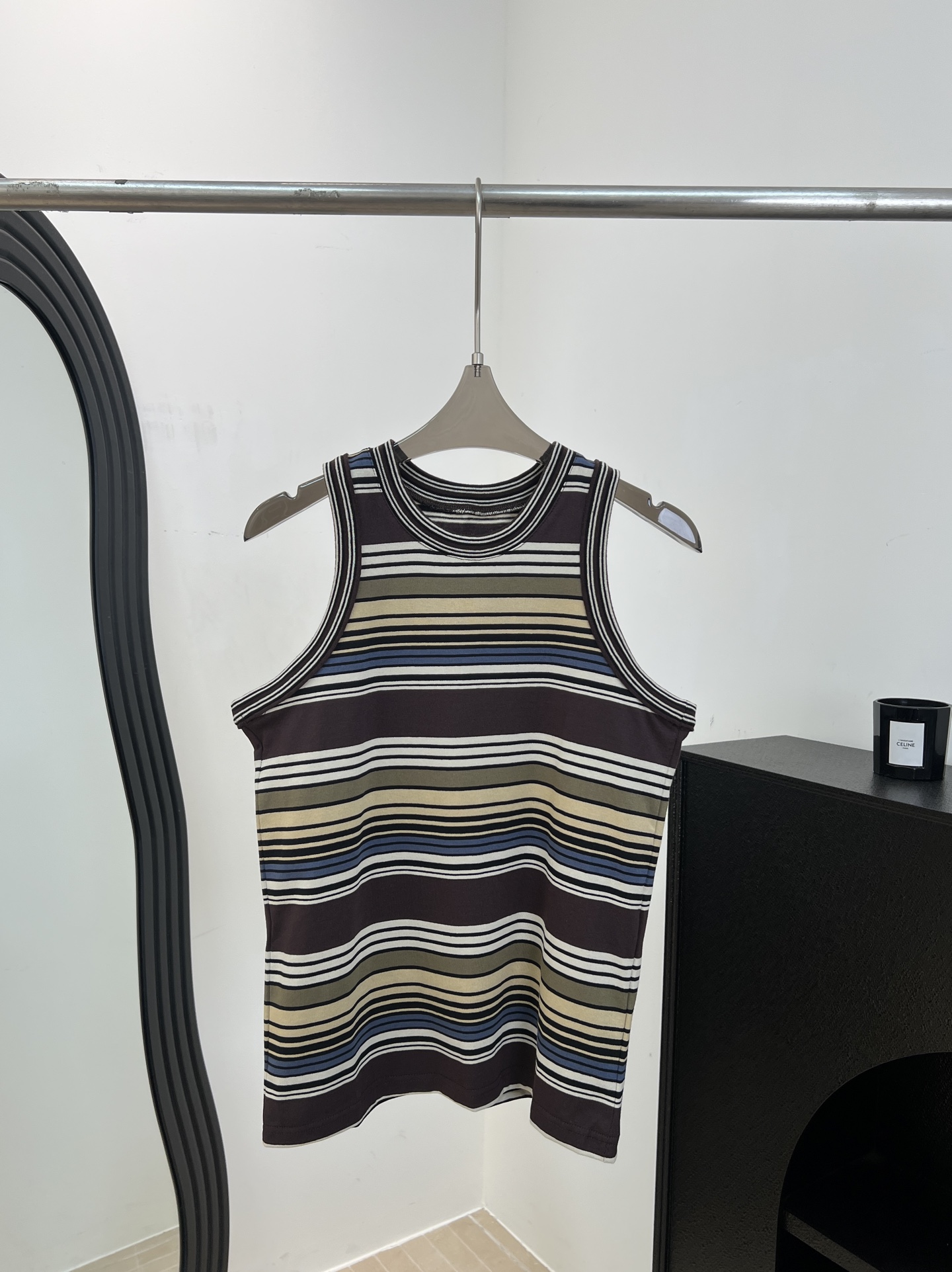 NO:837351,Sacai spring and summer new style cotton retro striped sleeveless vest, multi-color horizontal stripe design, racer sleeveless round neck cut, slightly elastic fabric, casual fit, size S M L,,19860909Sacai 春夏新款 棉质复古条纹无袖背心、多色横向条纹设计、工字无袖圆领剪裁、面料有微弹性、休闲版型 码数S M L,,,Women's clothing