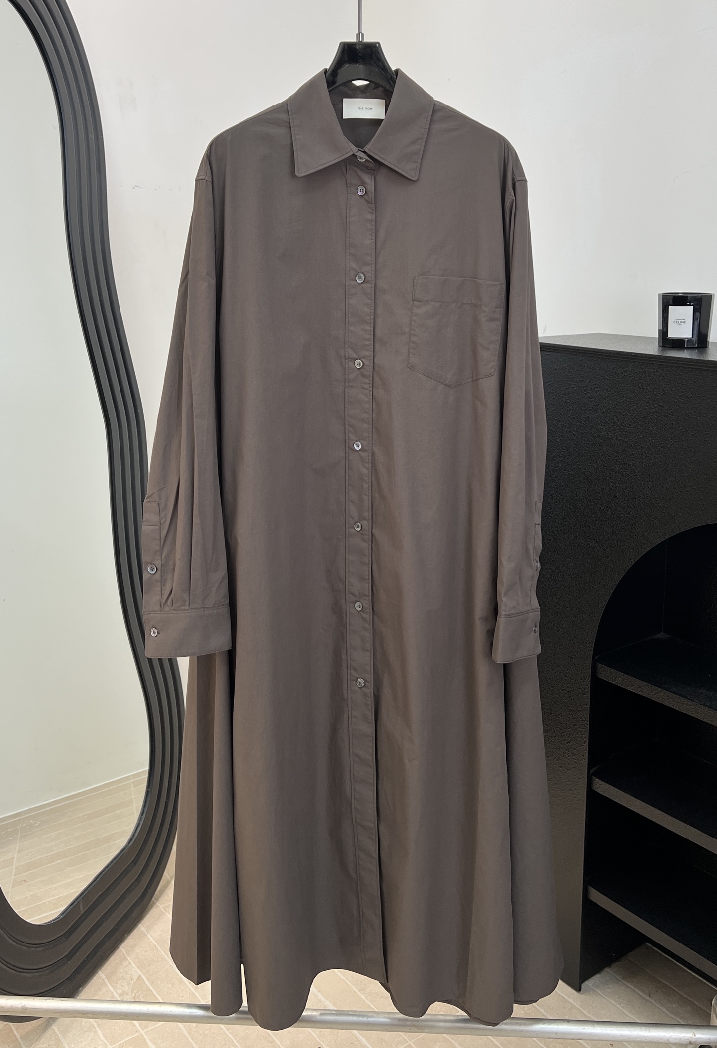 NO:838039,The Row's new spring and summer style cotton solid color long shirt dress, dark brown texture and retro style | Japanese feel, mid-length design accommodates a variety of body shapes, neat and smooth lines, H-shaped loose silhouette, size S M,,skirts,shirts,19860909The Row 春夏新款 棉质纯色长款衬衫连衣裙、深咖色特纹理和复古做|日感、中长款设计包容多种身材线条利落流畅、H型宽松廓形 码数S M,,skirts,shirts,,Women's clothing