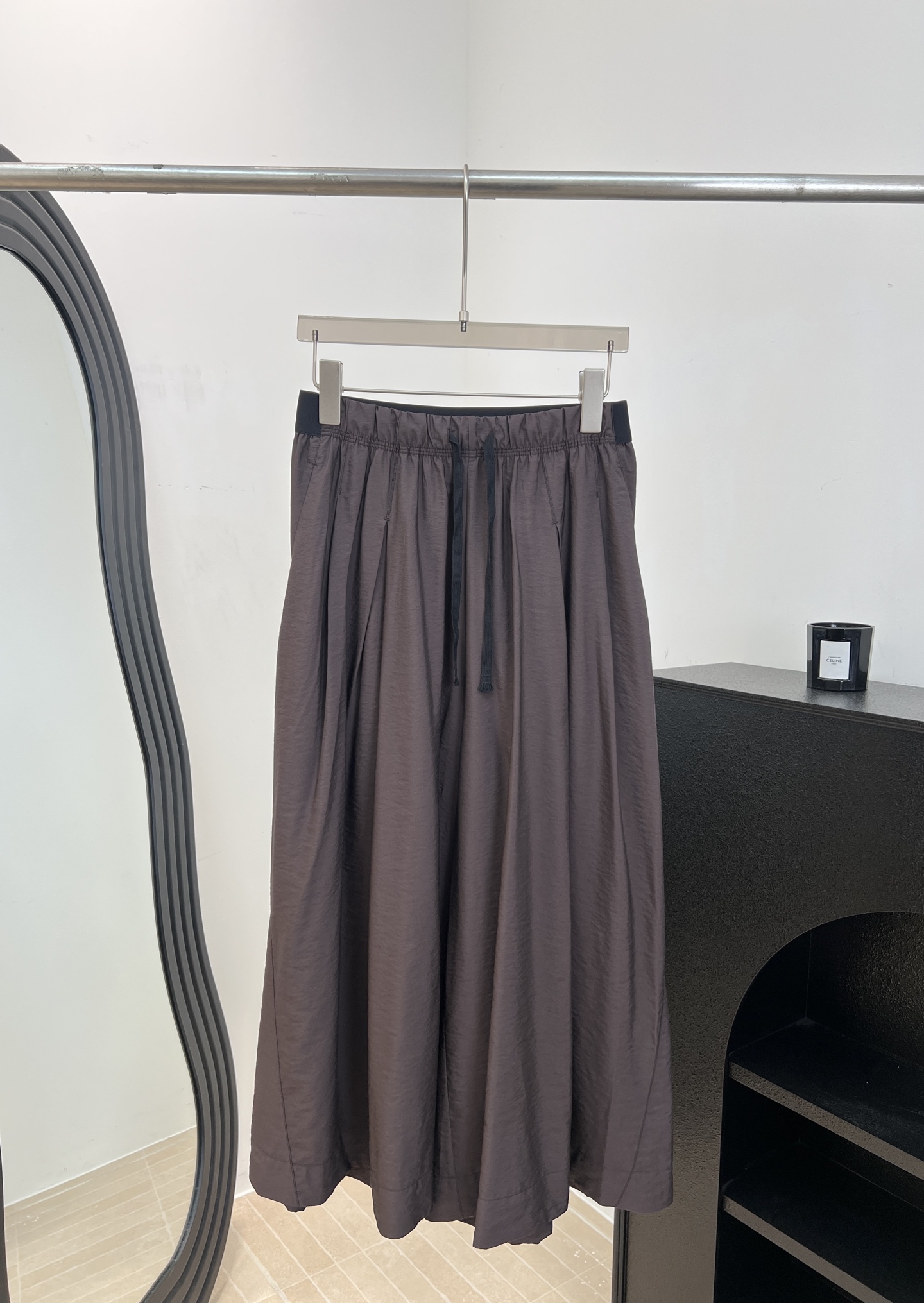 NO:838048,The Row's new spring and summer style, simple and comfortable drawstring culottes, modal silk blended fabric, light and drapey simple literary style, elastic waist drawstring design, casual fit, size S M L,,skirts,real silk,19860909The Row 春夏新款 简约舒适抽绳裙裤、莫代尔真丝混纺面料、轻薄垂感简约文艺风、松紧腰抽绳设计、休闲版型 码数S M L,,skirts,real silk,,Women's clothing