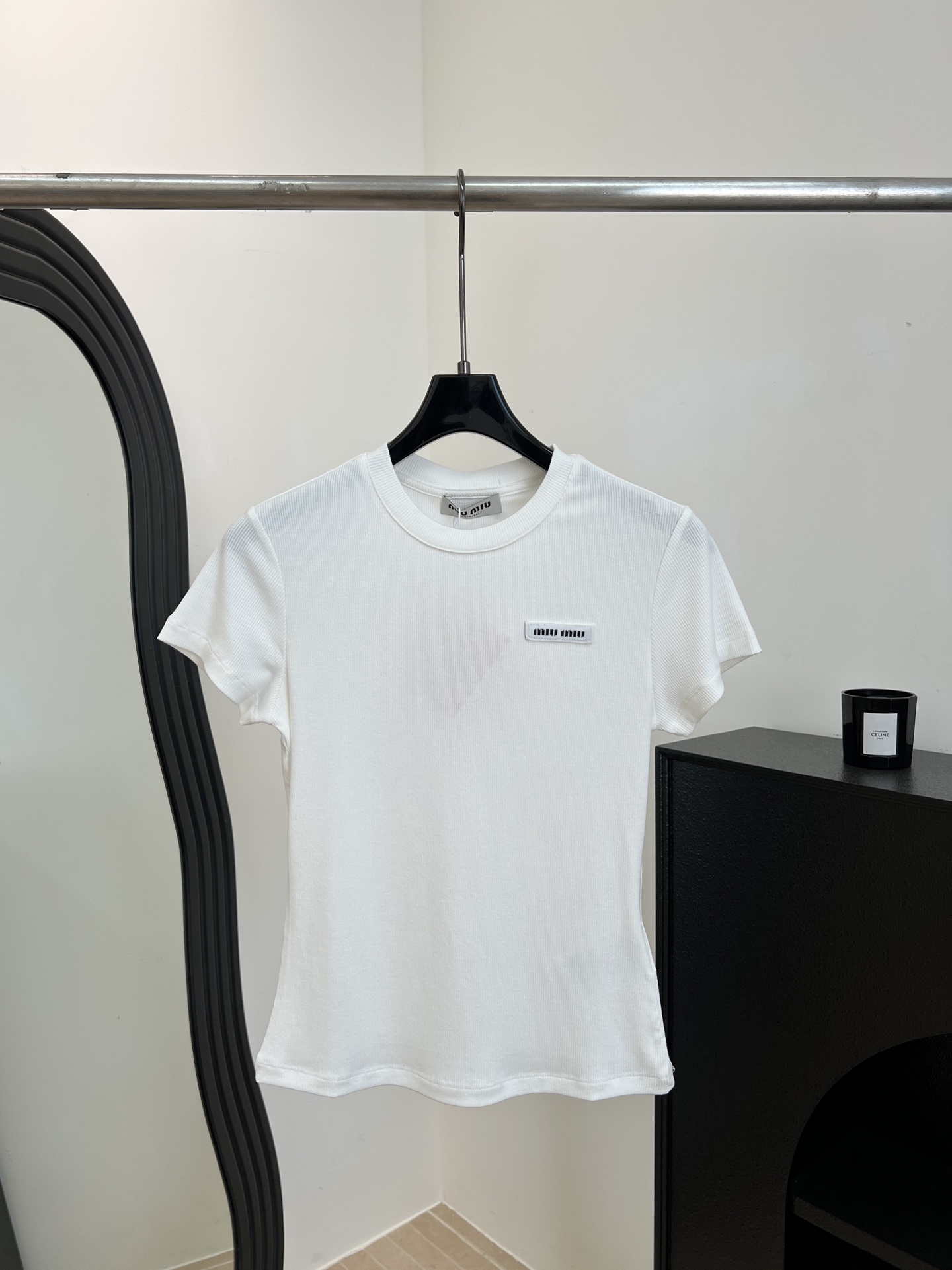 NO:838037,Miu Miu spring and summer new style cotton knitted short-sleeved T-shirt, comfortable and breathable to wear, brand name embroidered with black small label on the chest, slim fit to fit the body shape, elastic fabric, size S M L,,miumiu,T-shirt,tees,t-shirt,19860909Miu Miu 春夏新款 棉质针织短袖T恤、穿着舒适透气、胸前黑色小标刺绣品牌字样、修身剪裁贴合身形、面料有弹性 码数S M L,,miumiu,T-shirt,tees，t-shirt,,Women's clothing