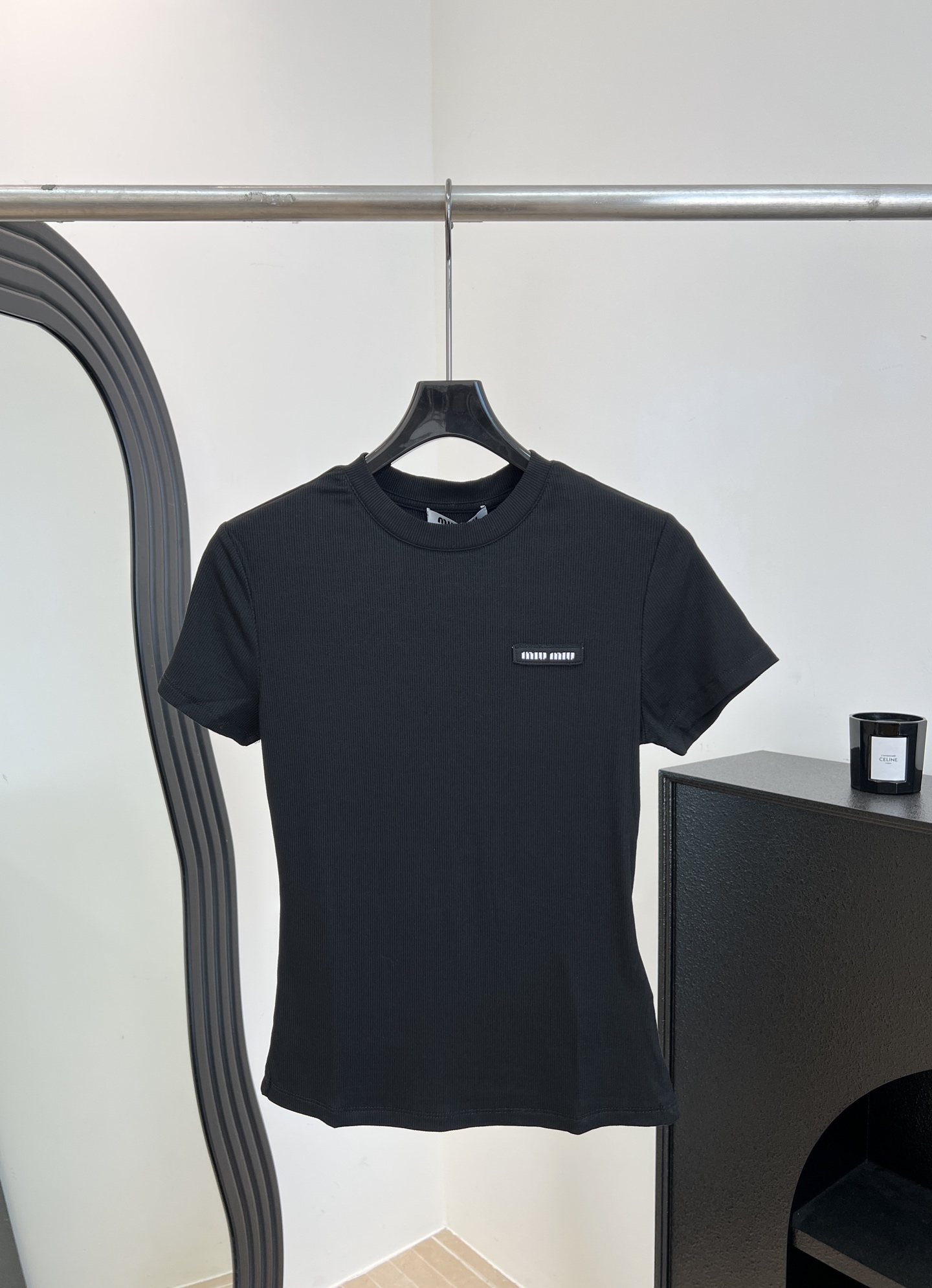 NO:876568,Miu Miu spring and summer new style cotton knitted short-sleeved T-shirt, comfortable and breathable to wear, brand name embroidered with black small label on the chest, slim fit to fit the body shape, elastic fabric, size S M L,,miumiu,T-shirt,tees,t-shirt,19860909Miu Miu 春夏新款 棉质针织短袖T恤、穿着舒适透气、胸前黑色小标刺绣品牌字样、修身剪裁贴合身形、面料有弹性 码数S M L,,miumiu,T-shirt,tees，t-shirt,,Women's clothing
