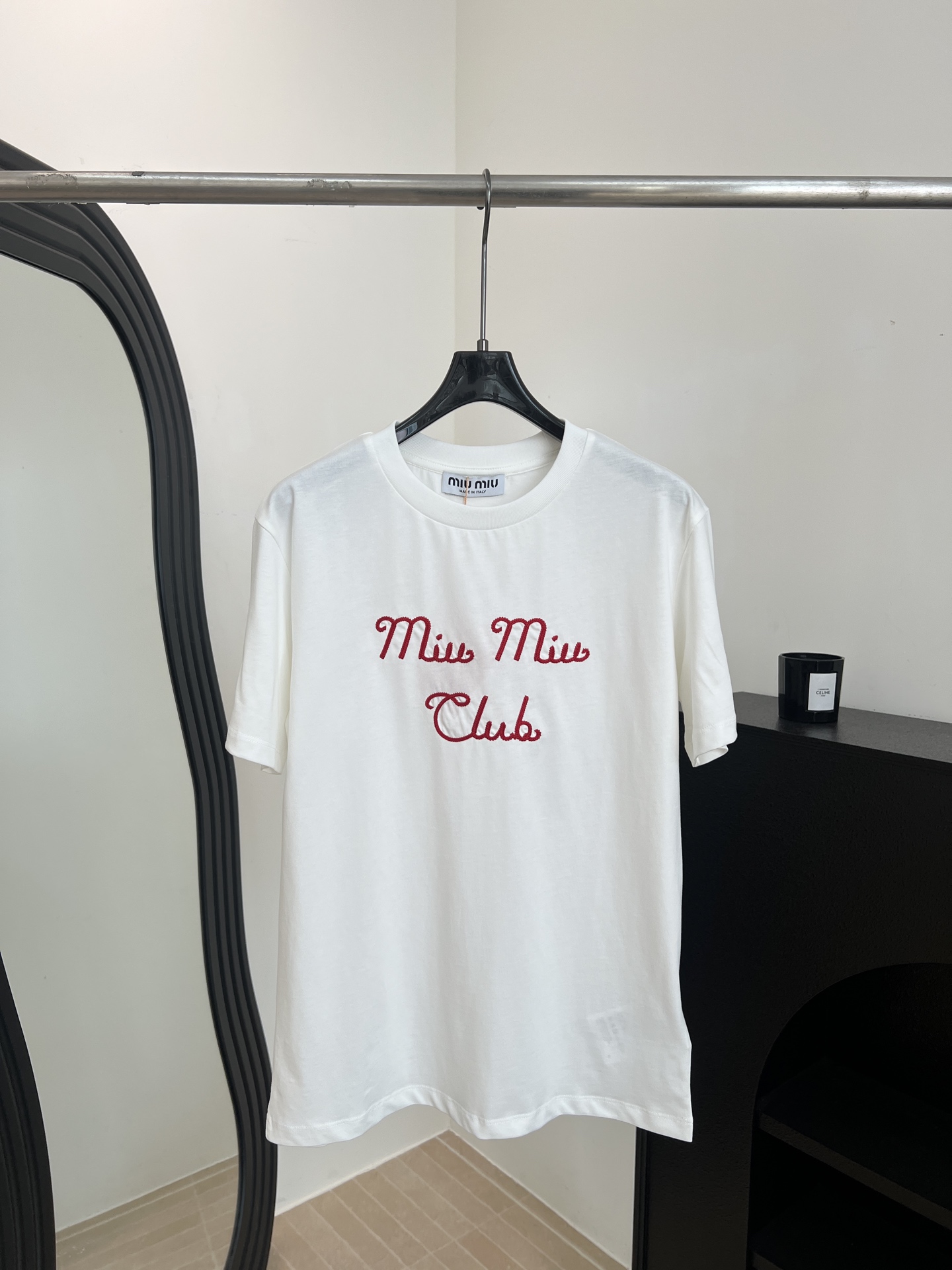 NO:838047,Miu Miu spring and summer new Club embroidered short-sleeved T-shirt, pure cotton material is soft and comfortable, 'Miu Miu Club' is embroidered in red on the front, loose fit, size S M L,, miumiu, T-shirt, tees, t-shirt,19860909Miu Miu 春夏新款 Club刺绣短袖T恤、纯棉材质柔软舒适、正面红色刺绣“Miu Miu Club”字样、宽松版型 码数S M L,,miumiu,T-shirt,tees，t-shirt,,Women's clothing