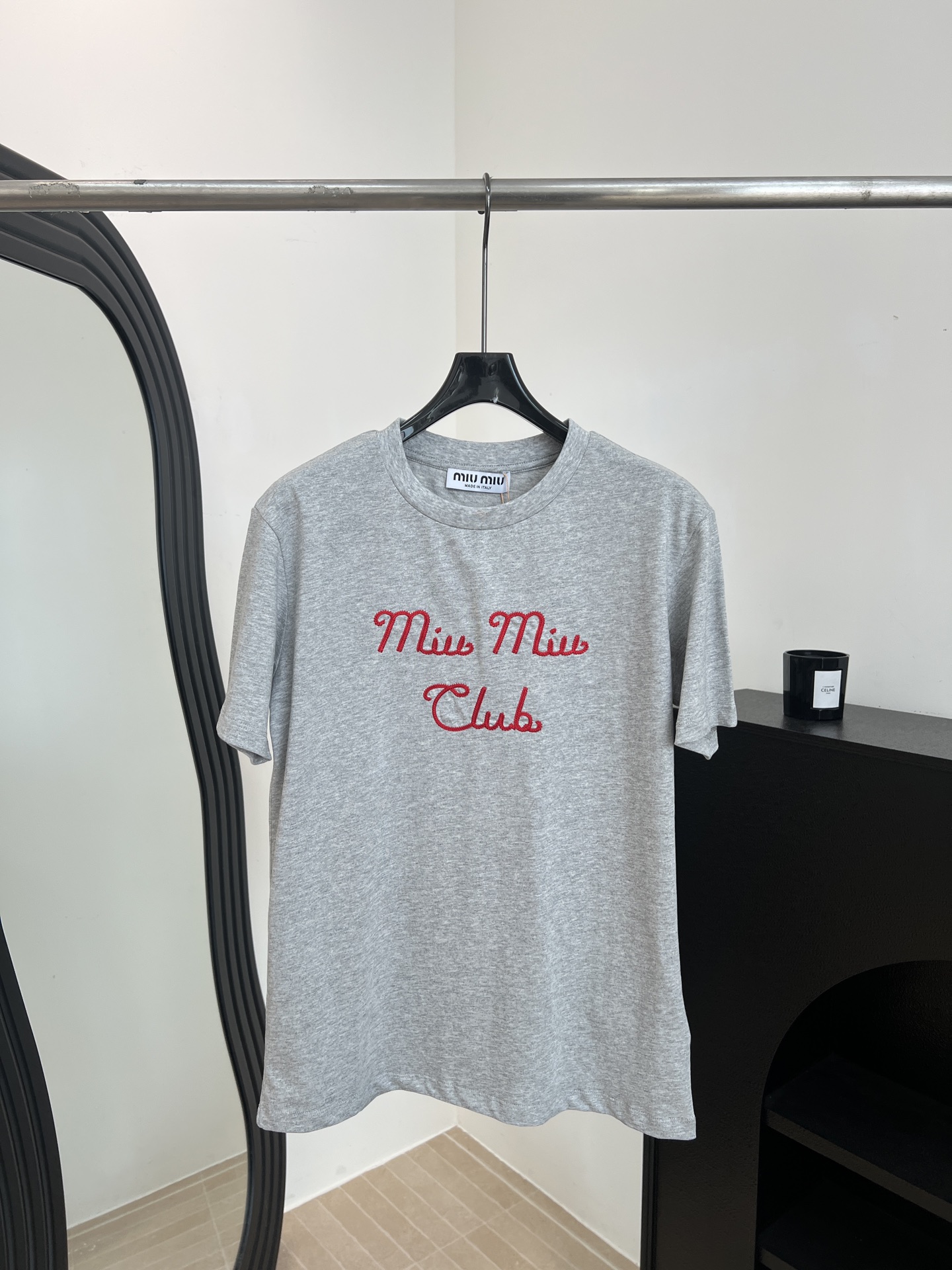 NO:876580,Miu Miu spring and summer new Club embroidered short-sleeved T-shirt, pure cotton material is soft and comfortable, 'Miu Miu Club' is embroidered in red on the front, loose fit, size S M L,, miumiu, T-shirt, tees, t-shirt,19860909Miu Miu 春夏新款 Club刺绣短袖T恤、纯棉材质柔软舒适、正面红色刺绣“Miu Miu Club”字样、宽松版型 码数S M L,,miumiu,T-shirt,tees，t-shirt,,Women's clothing