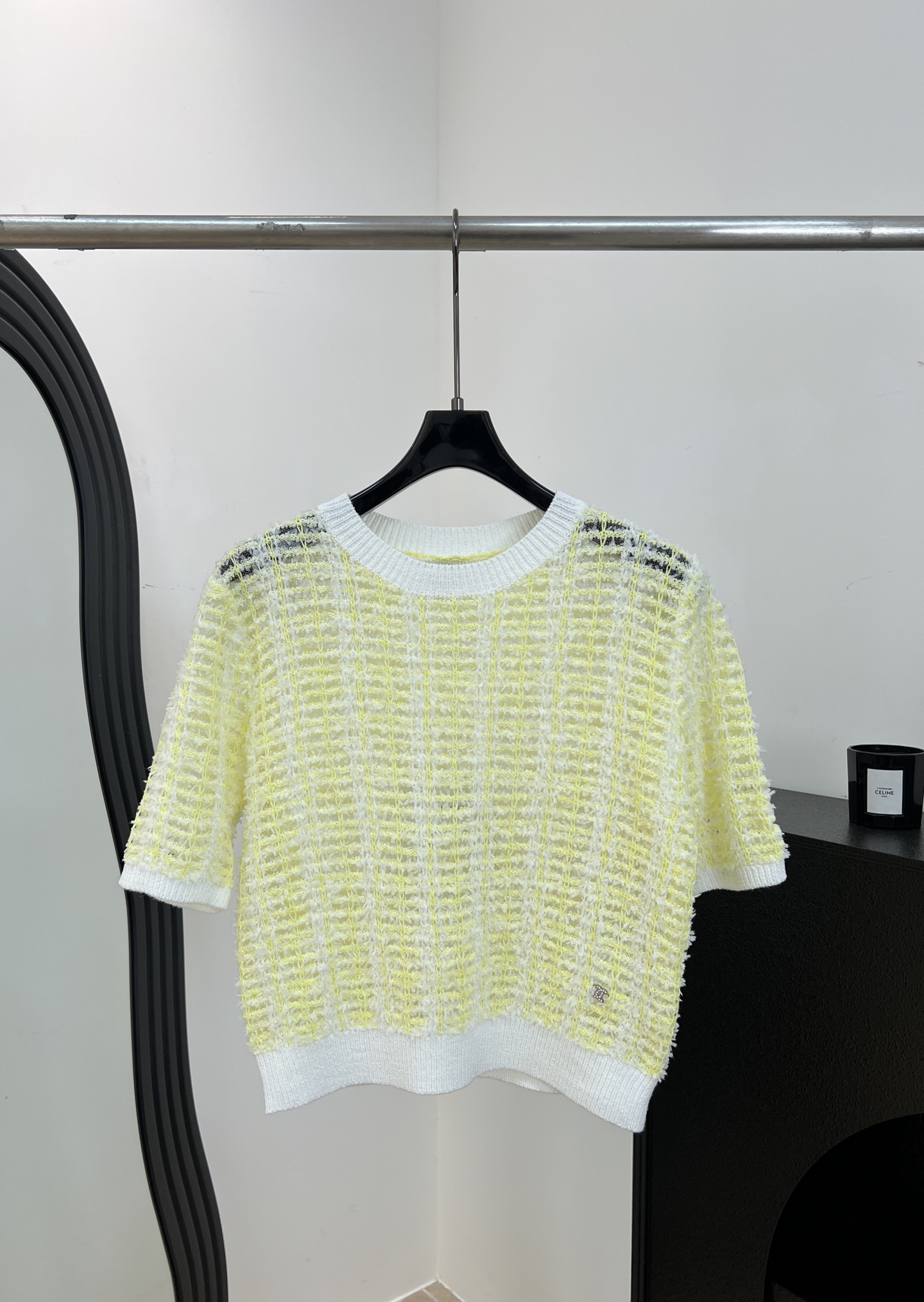 NO:841143,Chane* Xiaoxiang Spring and Summer New Style Yellow knitted short-sleeved T-shirt, light knitted fabric, soft and breathable, white stripe embellishment, white lace at the hem, hollow design, no lining, casual fit, size S M L,,chanel,T-shirt,19860909Chane* 小香 春夏新款 黄色针织短袖T、轻薄针织面料、柔软透气、白色条纹点缀、下摆有白色花边、镂空设计、没有内里、休闲版型 码数S M L,,chanel,T-shirt,,Women's clothing