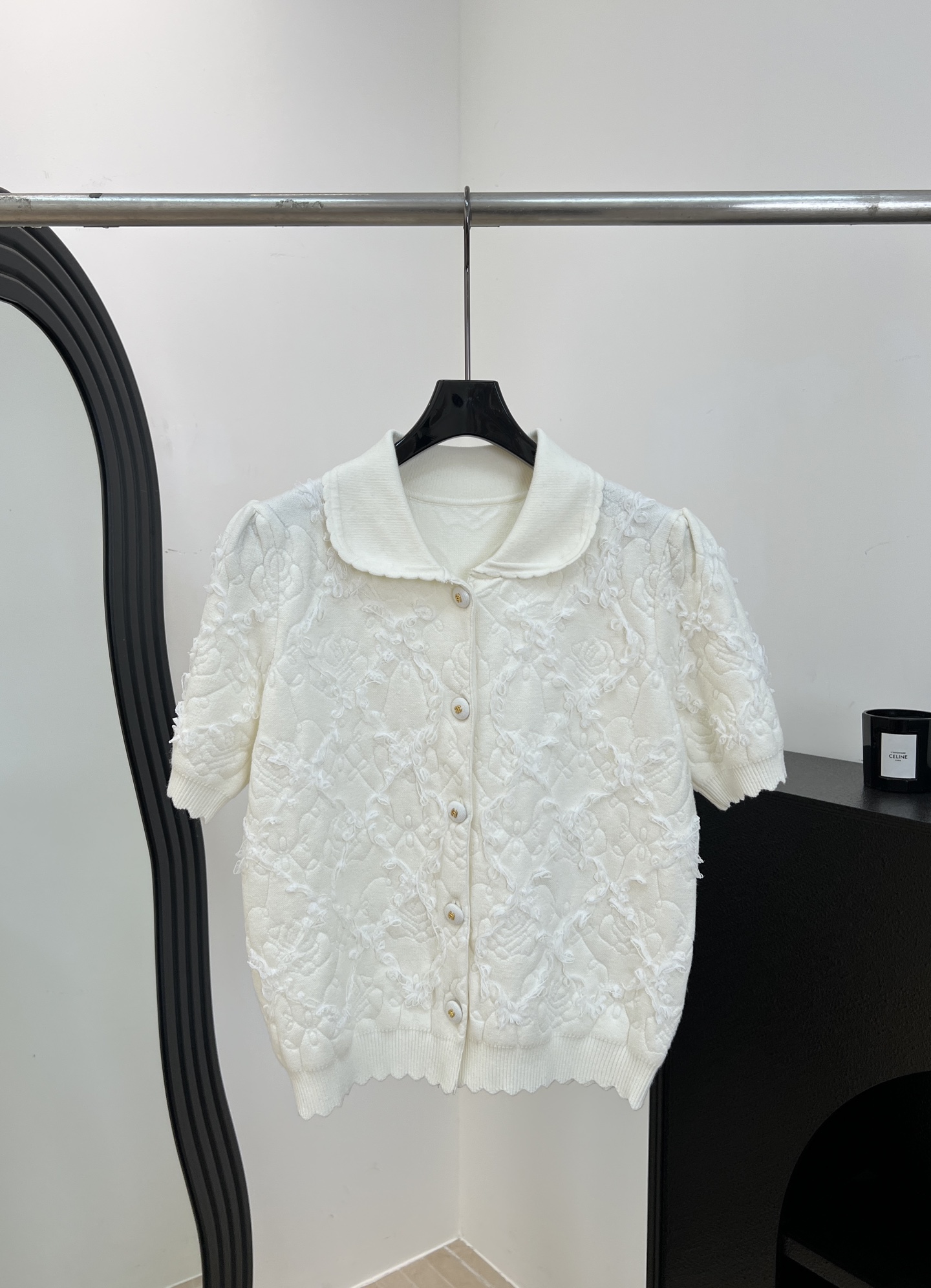 NO:841155,Chane* Xiaoxiang spring and summer new style white jacquard knitted short-sleeves, using exquisite jacquard technology, three-dimensional and textured pattern, doll collar hem wavy edge details, casual fit size S M L,,chanel,T-shirt,19860909Chane* 小香 春夏新款 白色提花针织短袖、采用精致提花工艺、花纹立体有质感、娃娃领下摆波浪边细节、休闲版型 码数S M L,,chanel,T-shirt,,Women's clothing