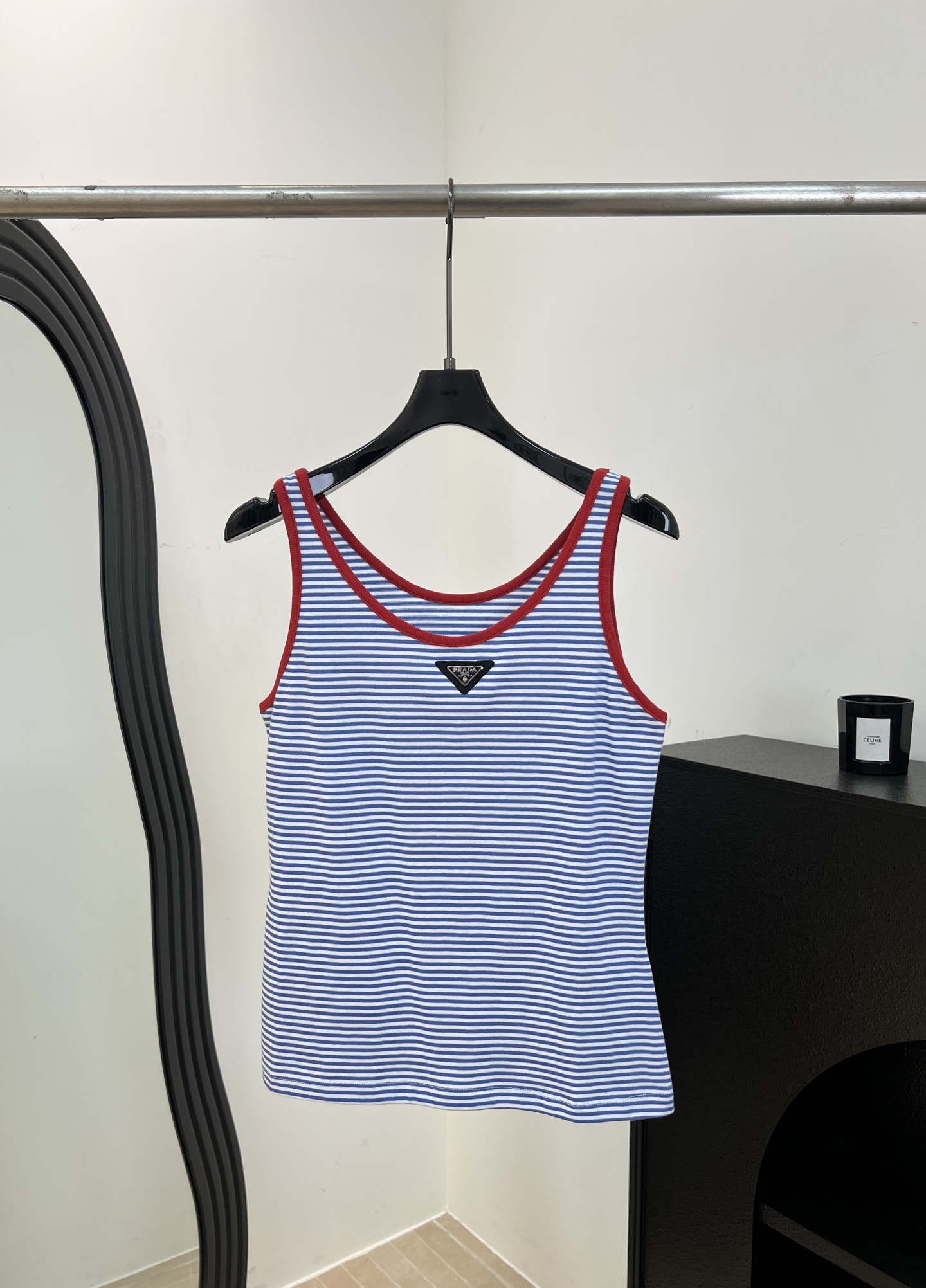 NO:841165,Prad* new spring and summer style blue and white striped knitted vest, classic blue and white color matching with red contrasting edges, triangle logo on the chest, knitted fabric with good elasticity, casual fit, size S M L,, prada,19860909Prad* 春夏新款 蓝白条纹针织背心、经典蓝白配色红色撞色边、胸前三角标、针织面料弹性好、休闲版型 码数S M L,,prada,,Women's clothing