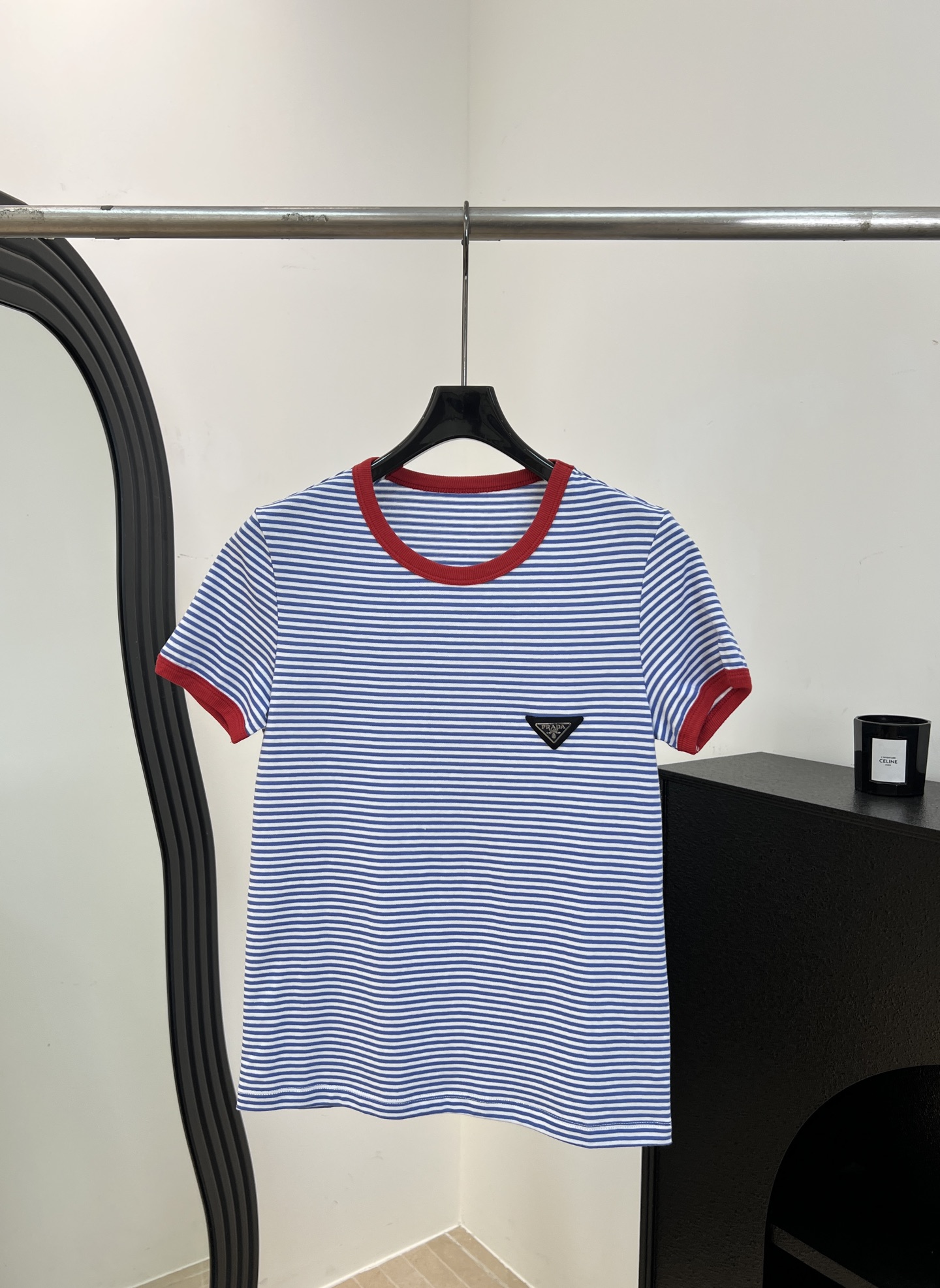 NO:841120,Prad* spring and summer new style blue and white striped short-sleeved T-shirt, classic blue and white contrasting red trim, triangular enamel logo on the chest, pure cotton knitted fabric, casual fit, size S M L,, prada, T-shirt, tees, t-shirt,19860909Prad* 春夏新款 蓝白条纹短袖T恤、经典蓝白撞色红色边饰、胸前三角珐琅Logo、纯棉针织面料、休闲版型 码数S M L,,prada,T-shirt,tees，t-shirt,,Women's clothing