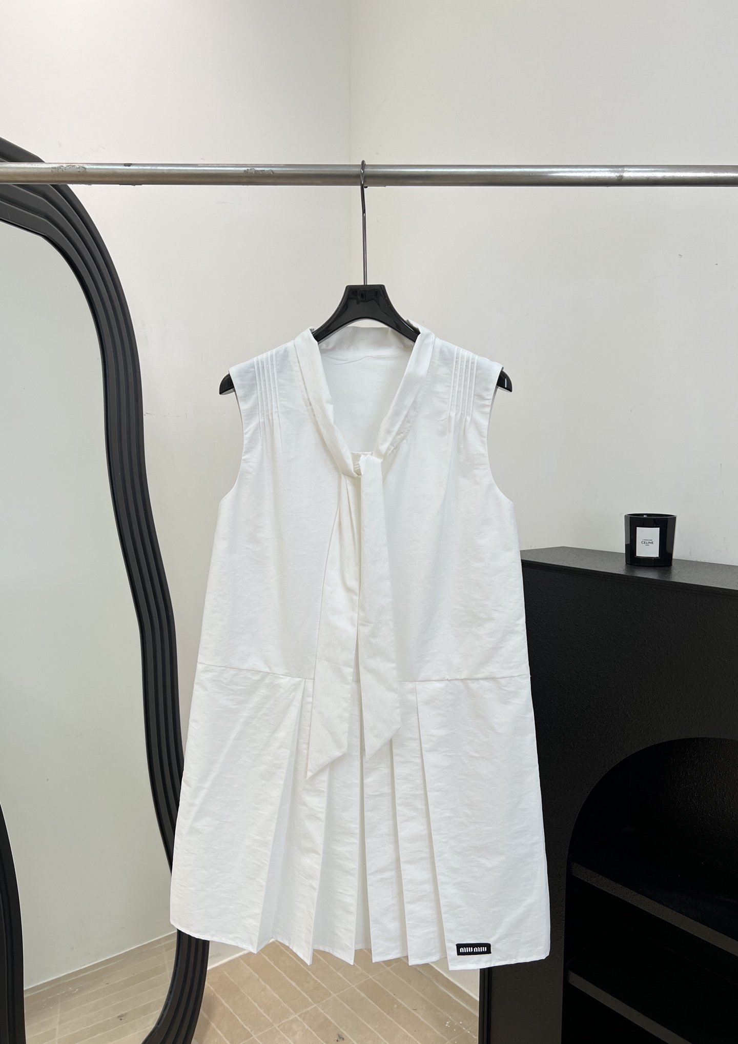 NO:841133,Miu Mi* new spring and summer style cotton bow sleeveless dress, bow tie design, pleated skirt adds a playful feel, casual fit, size S M L,,miumiu,skirts,19860909Miu Mi* 春夏新款 棉质蝴蝶结无袖连衣裙、蝴蝶结系带设计、百褶裙摆增添俏皮感、休闲版型 码数S M L,,miumiu,skirts,,Women's clothing