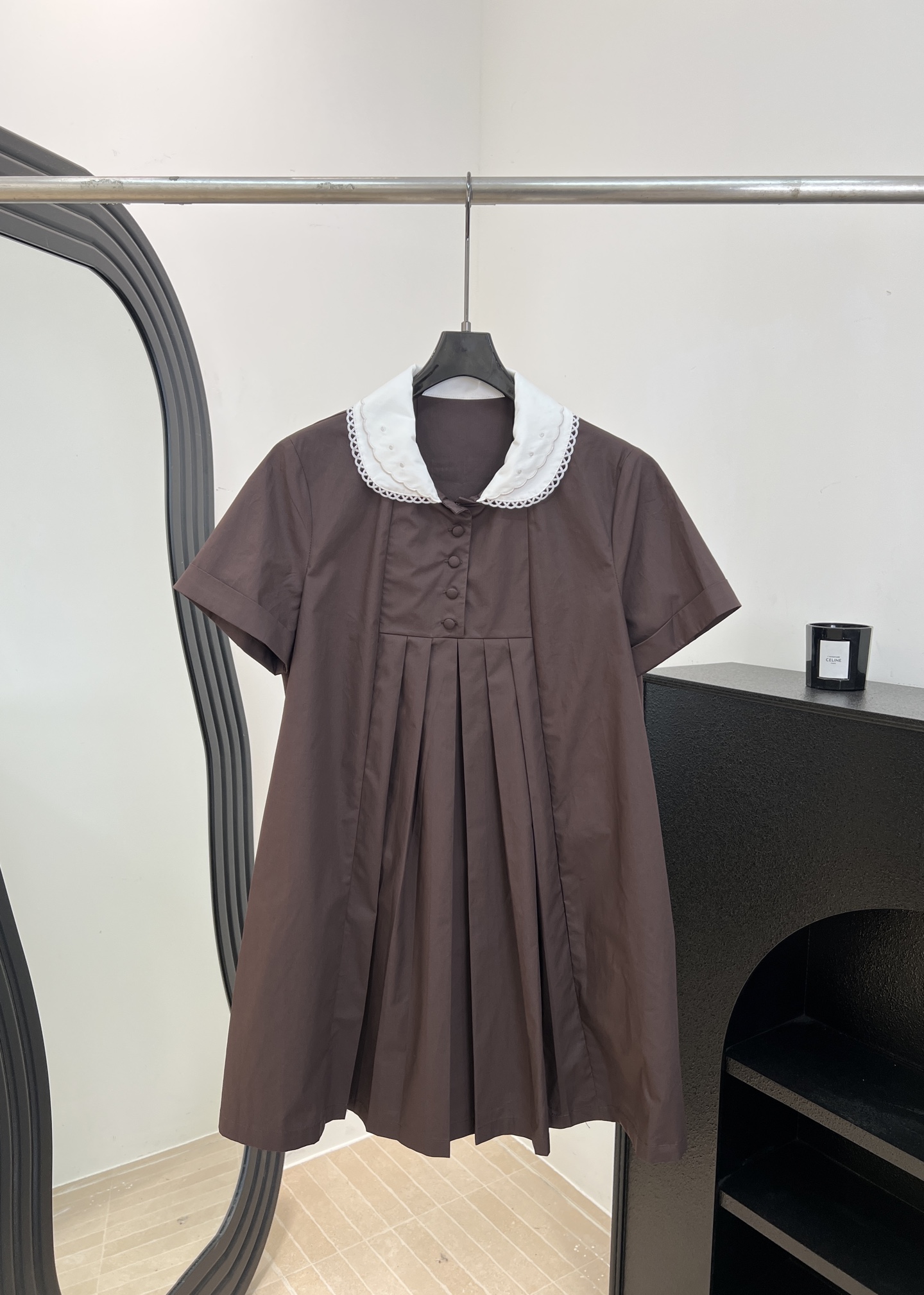 NO:841148,Miu Mi* spring and summer new style doll collar dress, retro mocha brown color, white lace doll collar contrasting design, A-line pleated skirt, pleated process to be three-dimensional and not easy to deform, detailed button embellishment, casual fit, size S M L,,miumiu,skirts,19860909Miu Mi* 春夏新款 娃娃领连衣裙、复古摩卡棕配色、白色蕾丝娃娃领撞色设计、A字百褶裙摆、压褶工艺立体不易变形、细节纽扣点缀、休闲版型 码数S M L,,miumiu,skirts,,Women's clothing