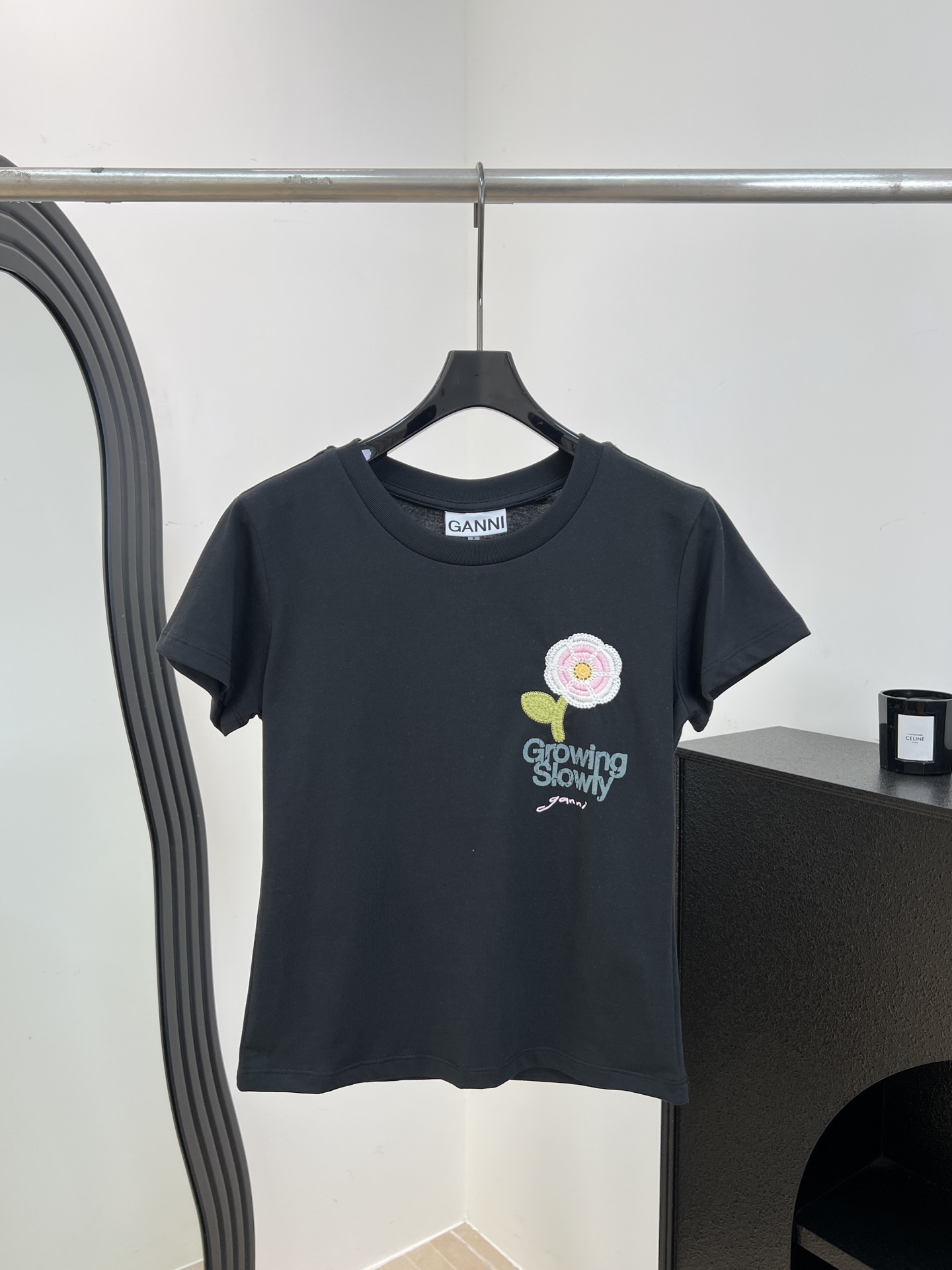 NO:841121,GANNI spring and summer new style, cotton crocheted flower short-sleeved T-shirt, dark gray cotton fabric is soft and comfortable, three-dimensional crocheted flowers on the chest + 'Growing Slowly' mirror letter embroidery, casual fit, size S M L,, T-shirt, tees, t-shirt,19860909GANNI 春夏新款 棉质钩织花朵短袖T恤、深灰色棉质面料柔软舒适、胸前立体钩织花朵+“Growing Slowly”镜像字母刺绣、休闲版型 码数S M L,,T-shirt,tees，t-shirt,,Women's clothing
