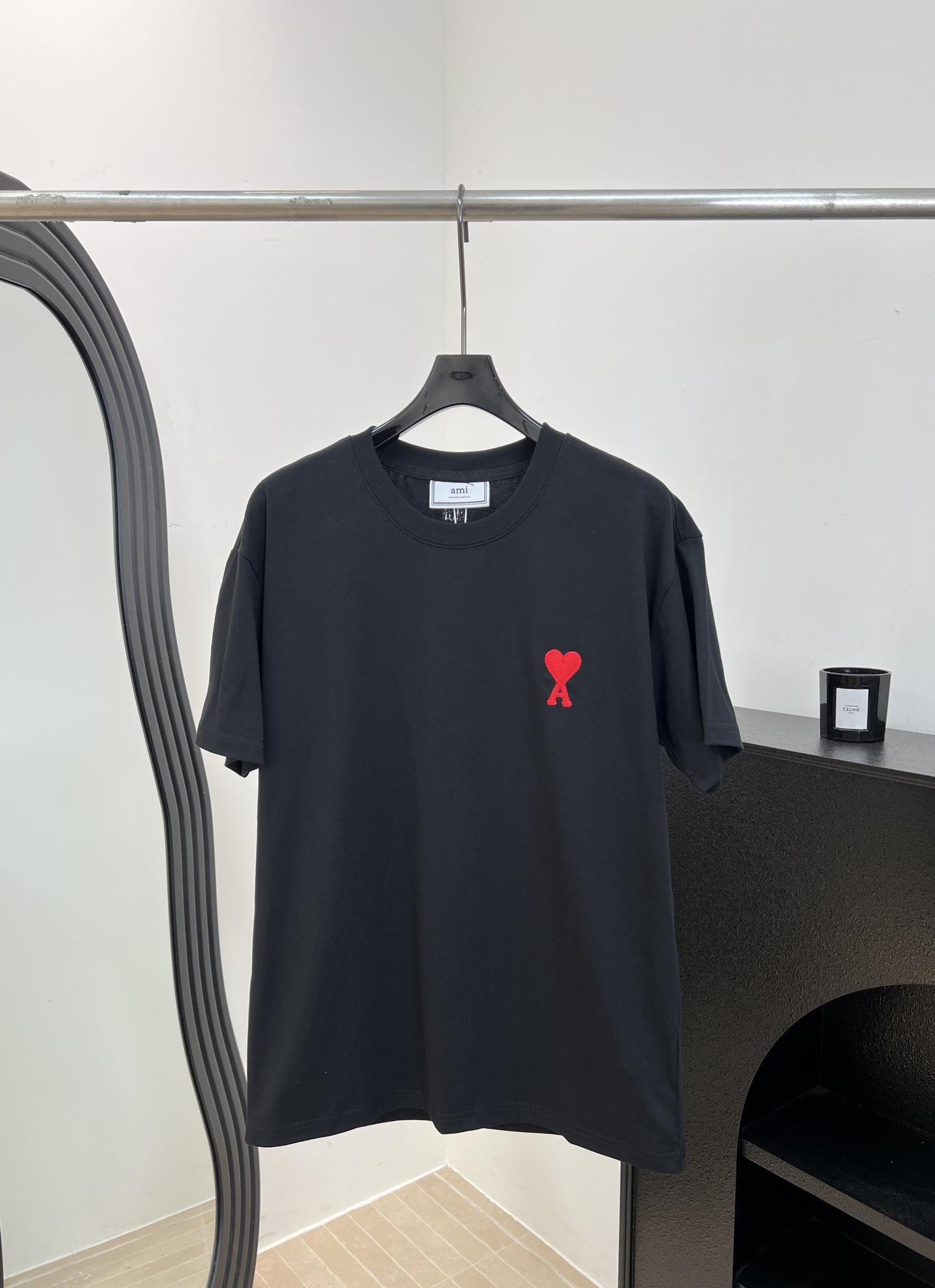 NO:841126,AMI spring and summer new white T-shirt with love embroidery, cotton knitted fabric, red love embroidery on the chest, shoulder round neck design, casual fit, size S M L,, tees, t-shirt,19860909AMI 春夏新款 爱心刺绣白T恤、棉质针织面料、胸前红色爱心刺绣、正肩圆领设计、休闲版型 码数S M L,,tees，t-shirt,,Women's clothing