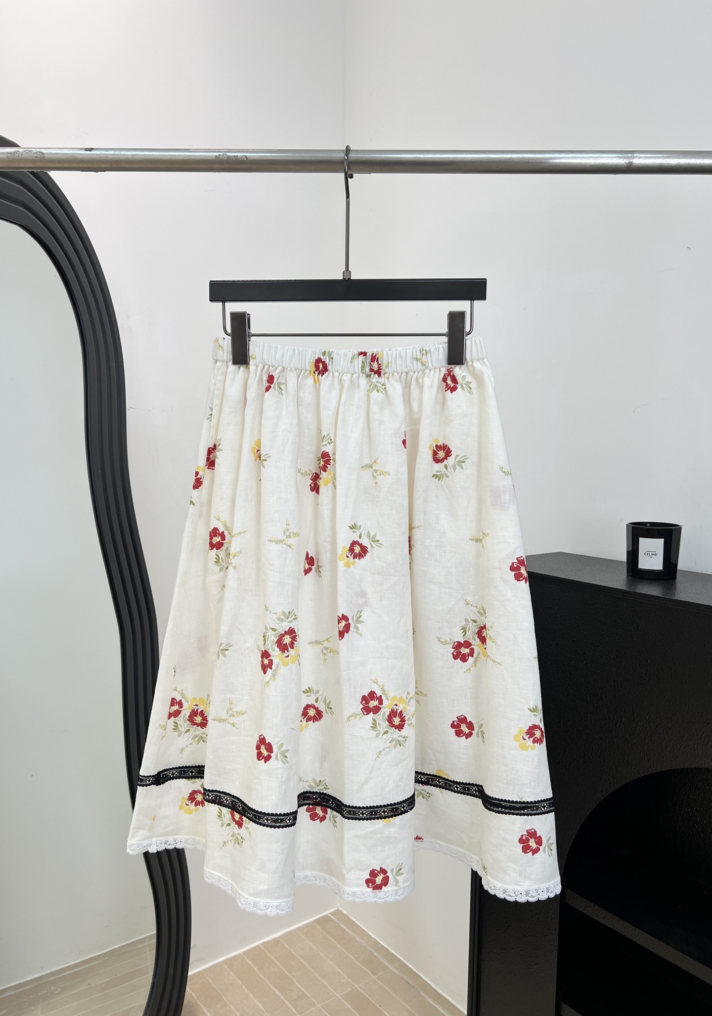 NO:841138,Prad* new spring and summer style floral skirt, light linen fabric, white bottom with red, yellow and green floral, red and yellow floral pattern and black lace, elastic waist design, casual fit, size S M L,, prada, skirts,19860909Prad* 春夏新款 碎花半裙、轻薄亚麻面料、白色底配红黄绿碎花、红黄花卉图案黑色蕾丝花边、弹性收腰设计、休闲版型 码数S M L,,prada,skirts,,Women's clothing