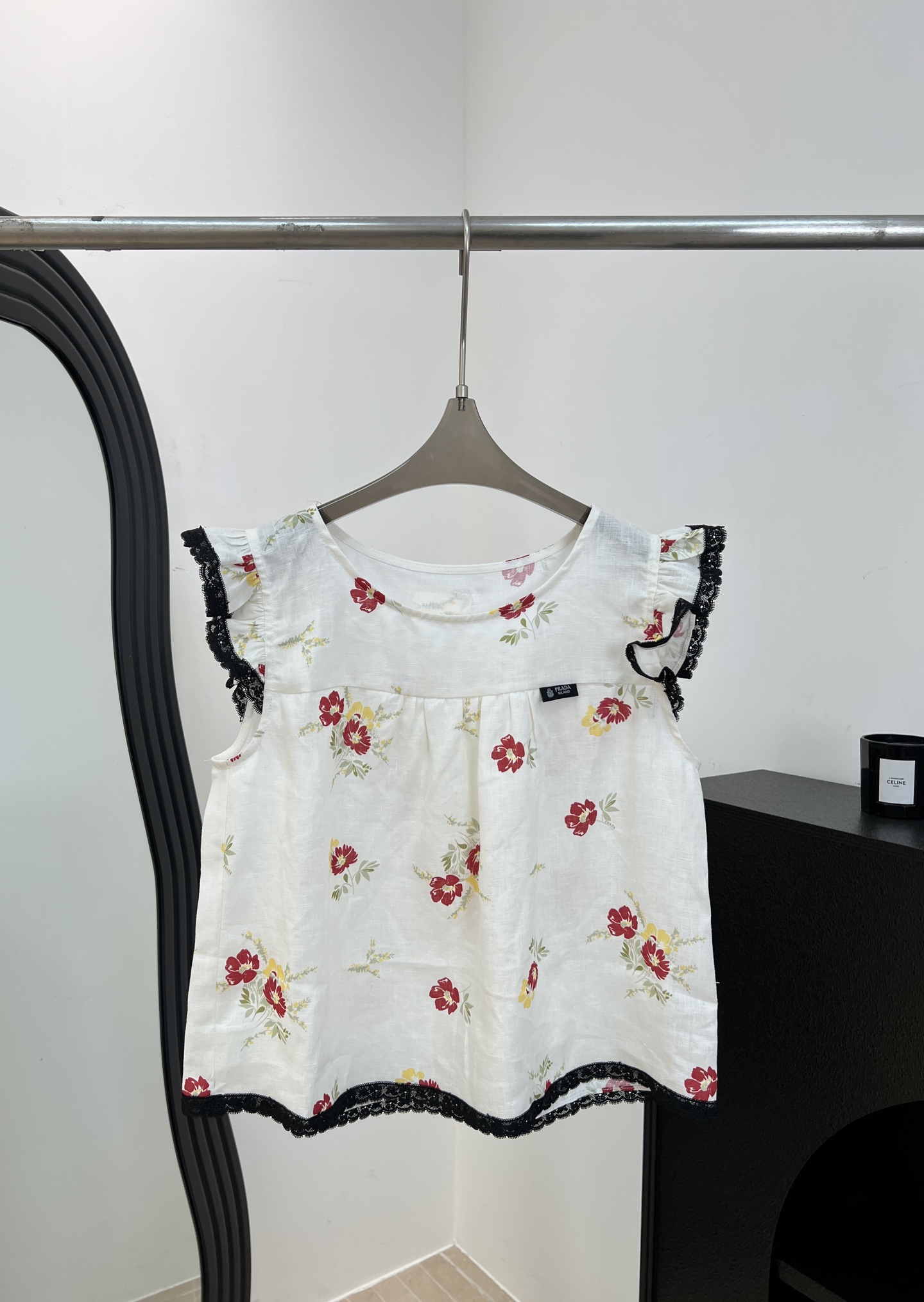 NO:841144,Prad* spring and summer new style Prad* spring and summer new style floral lace doll top, light linen fabric, white base with red, yellow and green floral, black lace embellishment on the shoulders, casual fit, size S M L,, prada,19860909Prad* 春夏新款 Prad* 春夏新款 碎花蕾丝边娃娃上衣、轻薄亚麻面料、白色底配红黄绿碎花、黑色蕾丝边点缀肩部、休闲版型 码数S M L,,prada,,Women's clothing