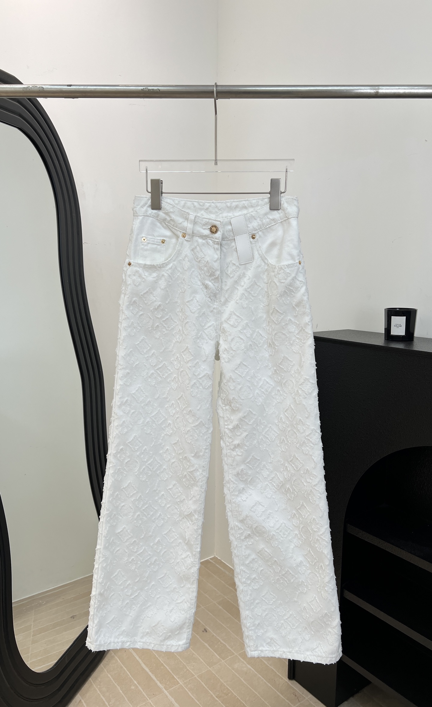 NO:841156,LouisVuitto* Louis spring and summer new style white rhombus straight-leg jeans, three-dimensional flocking jacquard design, high-waisted wide-leg tailoring, metal button zip fly, casual fit, size S M L,,louis vuitton,louis vuitton,jeans,19860909LouisVuitto* 路易 春夏新款 白色菱格直筒牛仔裤、立体植绒提花设计、高腰阔腿剪裁、金属纽扣拉链门襟、休闲版型 码数S M L,,louis vuitton,louis vuitton,jeans,,Women's clothing