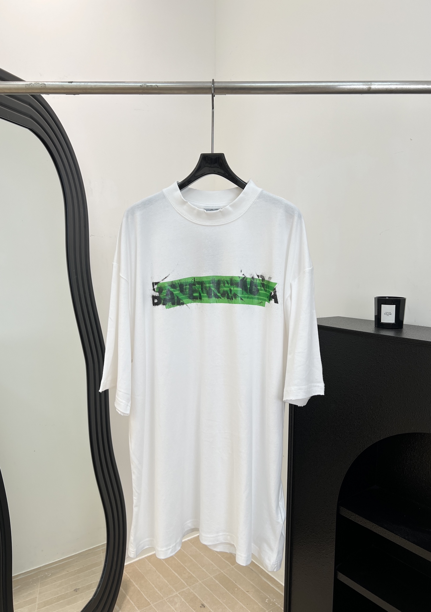 NO:900390,BALENCIAG*A Paris spring and summer new style, tape graffiti short-sleeved T-shirt, white cotton fabric, green tape graffiti blurred logo on the front, full of street style and avant-garde art, loose fit, size XS S M L,, balenciaga, T-shirt,19860909BALENCIAG*A 巴黎 春夏新款 胶带涂鸦短袖T、白色棉质面料、正面绿色胶带涂鸦模糊徽标、街头感与先锋艺术感满满、宽松版型 码数XS S M L,,balenciaga,T-shirt,,Women's clothing