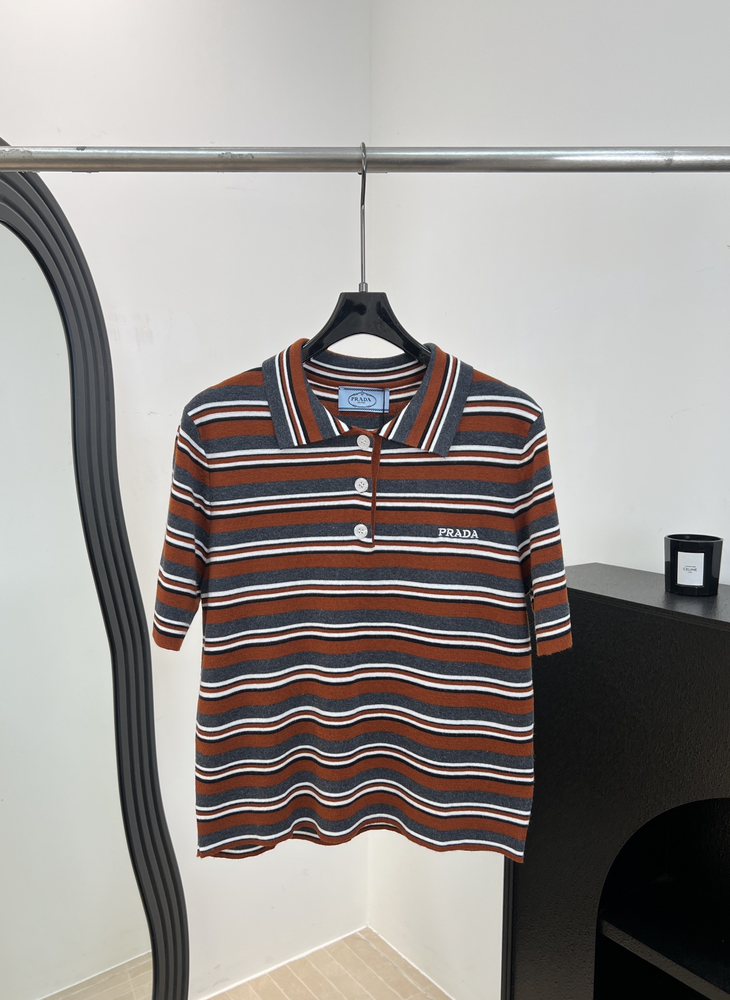 NO:841992,Prad* spring and summer new model, lapel knitted striped Polo shirt, cotton knitted fabric, green gray and white wide striped classic lapel, retro college style full of logo embroidery on the chest, casual fit, size S M L,, prada,19860909Prad* 春夏新款 翻领针织条纹Polo衫、棉质针织面料、绿灰白宽条纹经典翻领、复古学院风满满胸前Logo刺绣、休闲版型 码数S M L,,prada,,Women's clothing