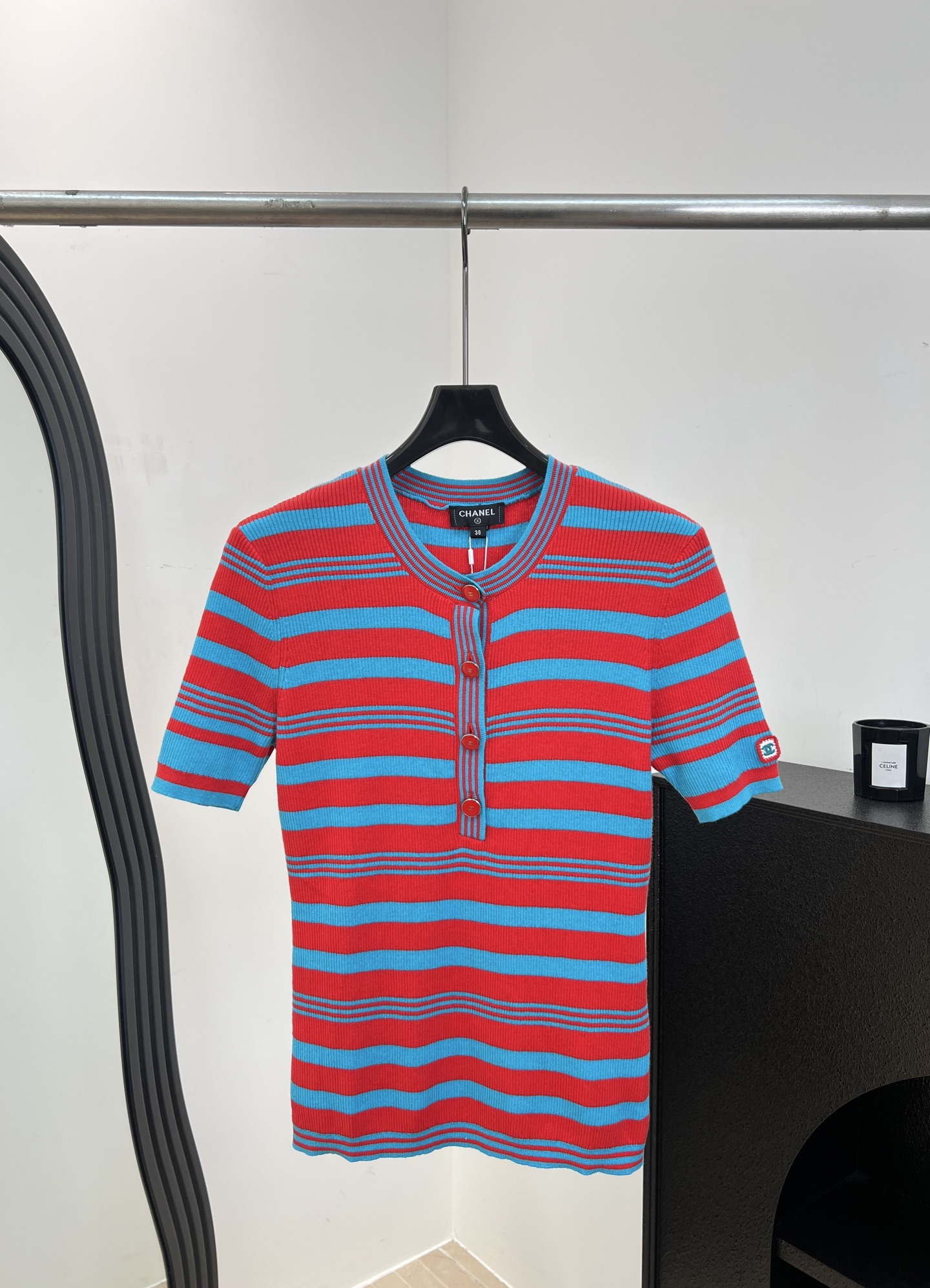NO:841974,Chane* new spring and summer style red and blue striped sweater, wool blended fabric, red and blue contrasting pinstripes, Henry collar, brand logo on cuffs, casual fit, size S M L,,chanel,19860909Chane* 春夏新款 红蓝条纹针织衫、羊毛混纺面料、红蓝撞色细条纹、亨利领 袖口有品牌标识、休闲版型 码数S M L,,chanel,,Women's clothing