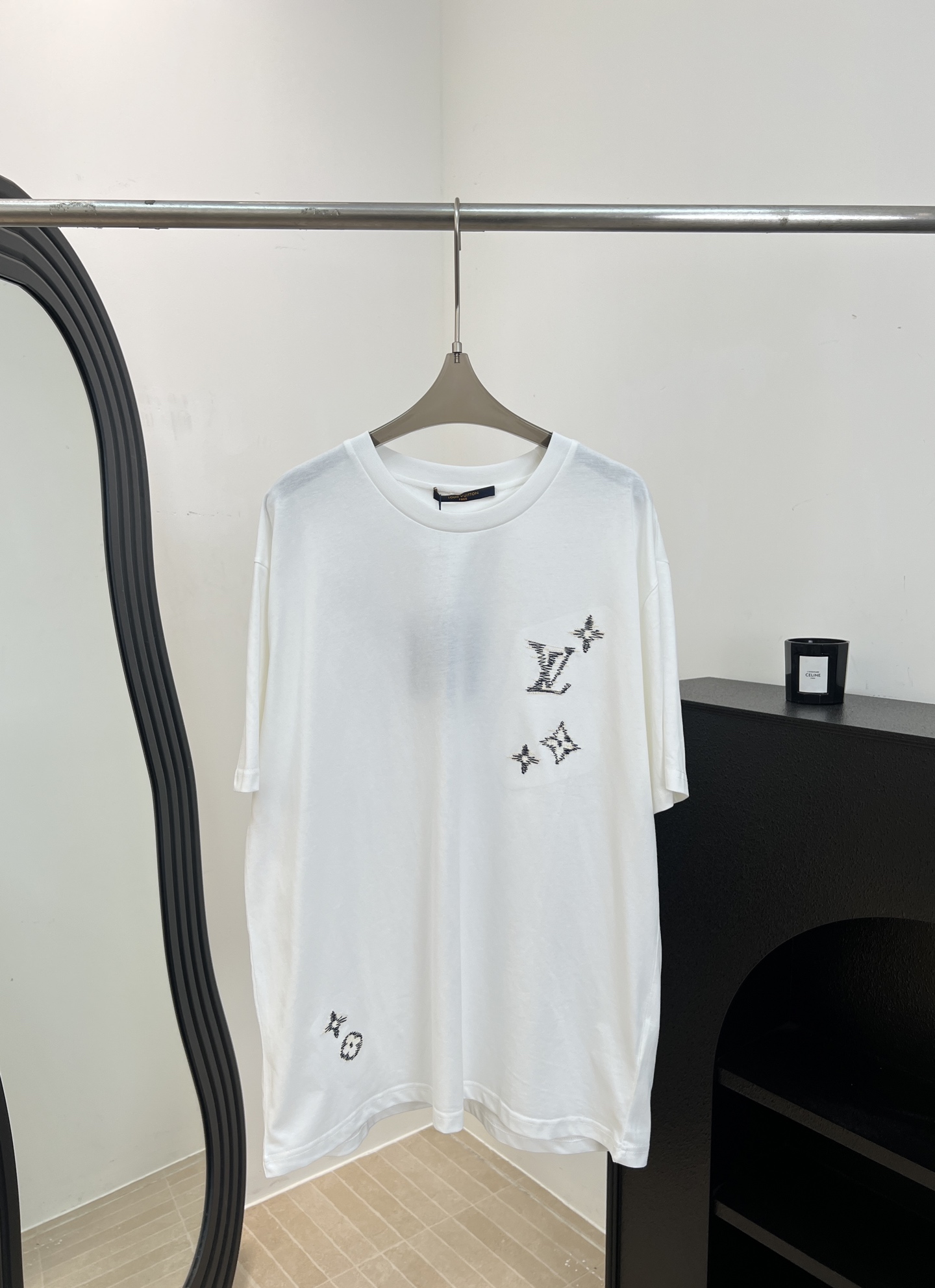 NO:841975,LouisVuitto* Louis spring and summer new embroidered presbyopic short-sleeved T-shirt, classic white round neck design, soft cotton knitted fabric, LV presbyopic embroidery on the chest and hem, loose fit, size S M L XL,,louis vuitton,louis vuitton,louis vuitton,T-shirt,tees,t-shirt,19860909LouisVuitto* 路易 春夏新款 刺绣老花短袖T恤、经典白色圆领设计、棉质柔软针织面料、胸前和下摆点缀LV老花刺绣、宽松版型 码数S M L XL,,louis vuitton,louis vuitton,louis vuitton,T-shirt,tees，t-shirt,,Women's clothing