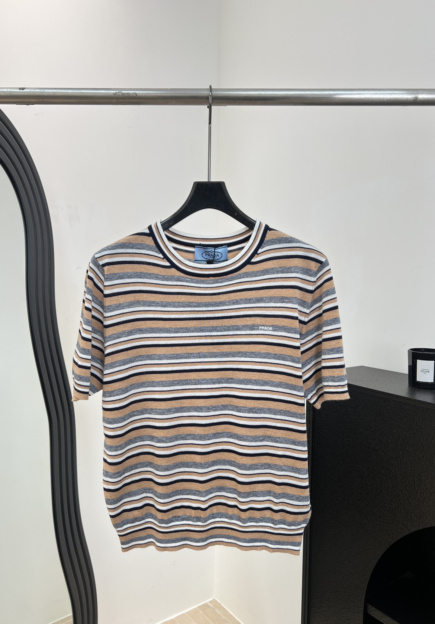 NO:842020,Prada's new spring and summer cotton striped short-sleeved T-shirt, with multi-color horizontal stripes design, retro and low-key, simple round neck with brand logo on the chest, casual fit, size S M L,, prada, T-shirt, tees, t-shirt,19860909Prada 春夏新款 棉质条纹短袖T恤、采用多色横条纹设计复古又低调、圆领简约胸前有品牌标识、休闲版型 码数S M L,,prada,T-shirt,tees，t-shirt,,Women's clothing