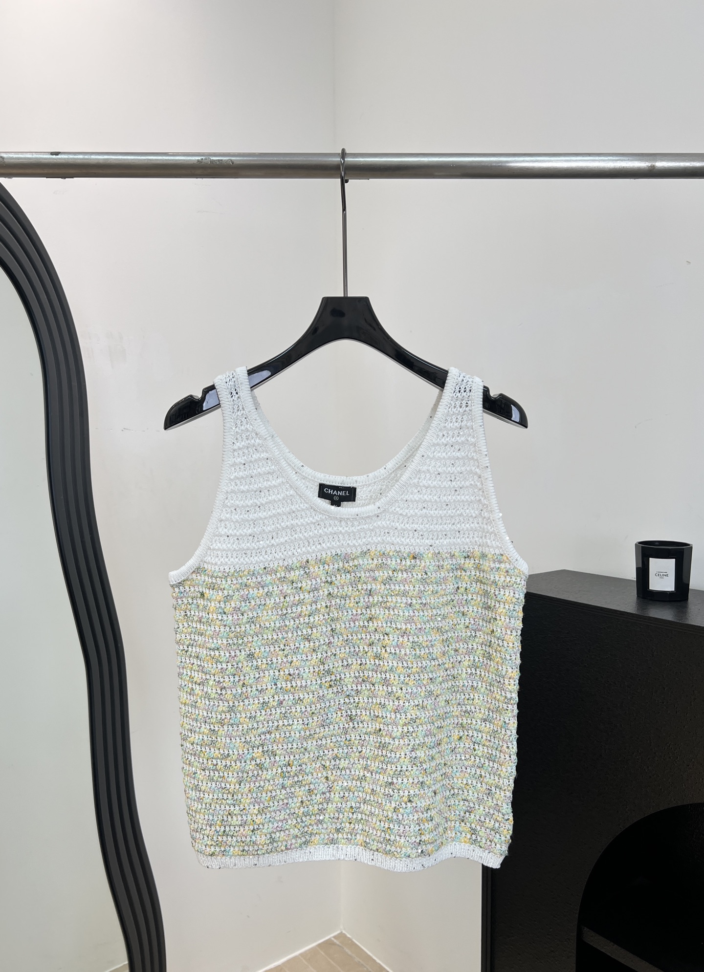 NO:841991,Chane* Xiaoxiang's spring and summer new color dot stitching knitted vest, yarns intertwined to create soft color layers, hollow knitting technology, U-shaped collar halter design, casual fit, size S M L,,chanel,19860909Chane* 小香春夏新款 彩点拼接针织背心、纱线交织出柔和色彩层次镂空针织工艺、U型领挂脖设计、休闲版型 码数S M L,,chanel,,Women's clothing