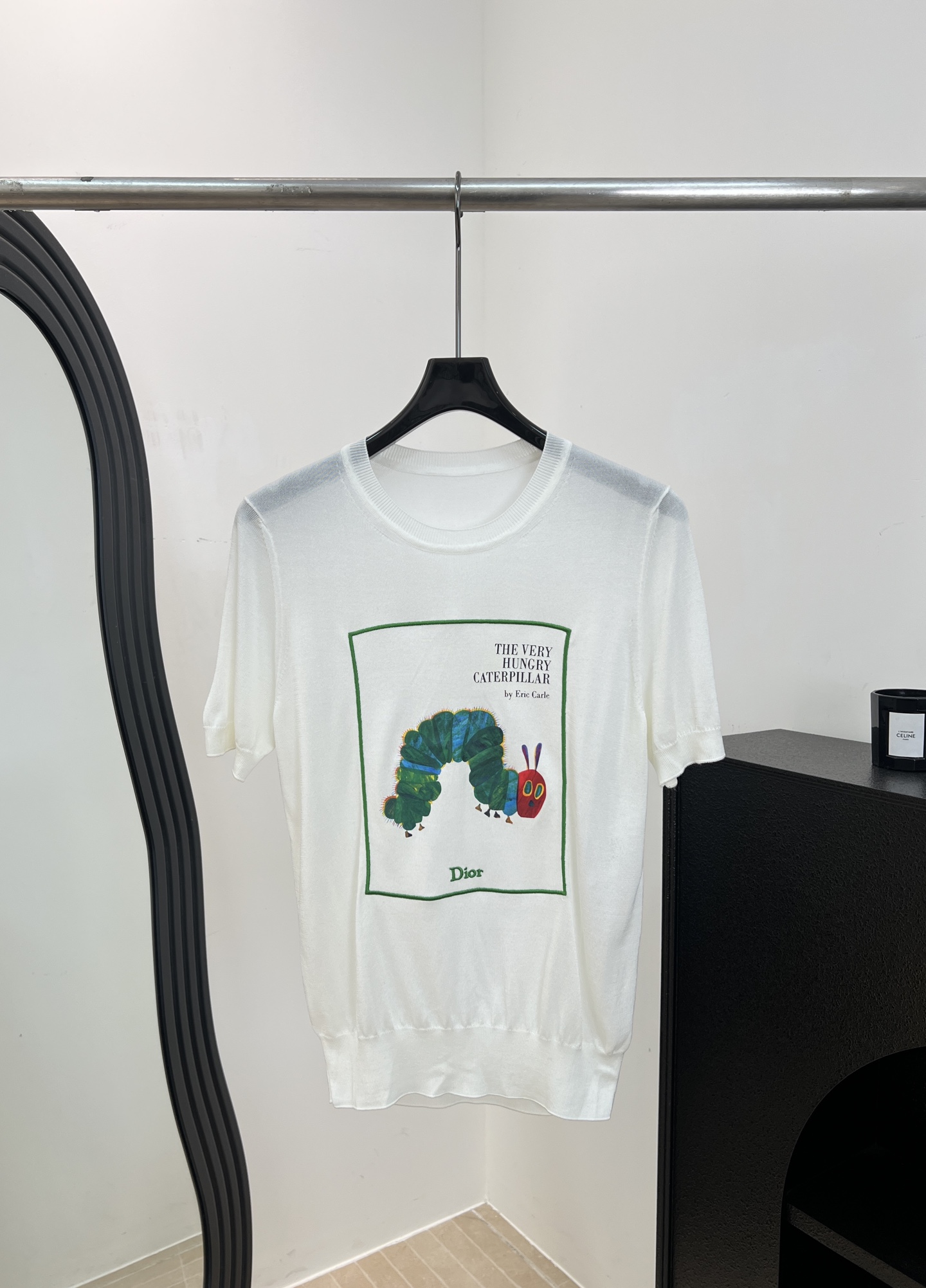 NO:841981,Dio* spring and summer new style, cotton caterpillar co-branded short-sleeves, classic caterpillar pattern and book title text on the front, elastic fabric, casual fit, size S M L,, dior, T-shirt,19860909Dio* 春夏新款 棉质毛毛虫联名短袖、正面是经典毛毛虫图案书名文字、面料有弹性、休闲版型 码数S M L,,dior,T-shirt,,Women's clothing