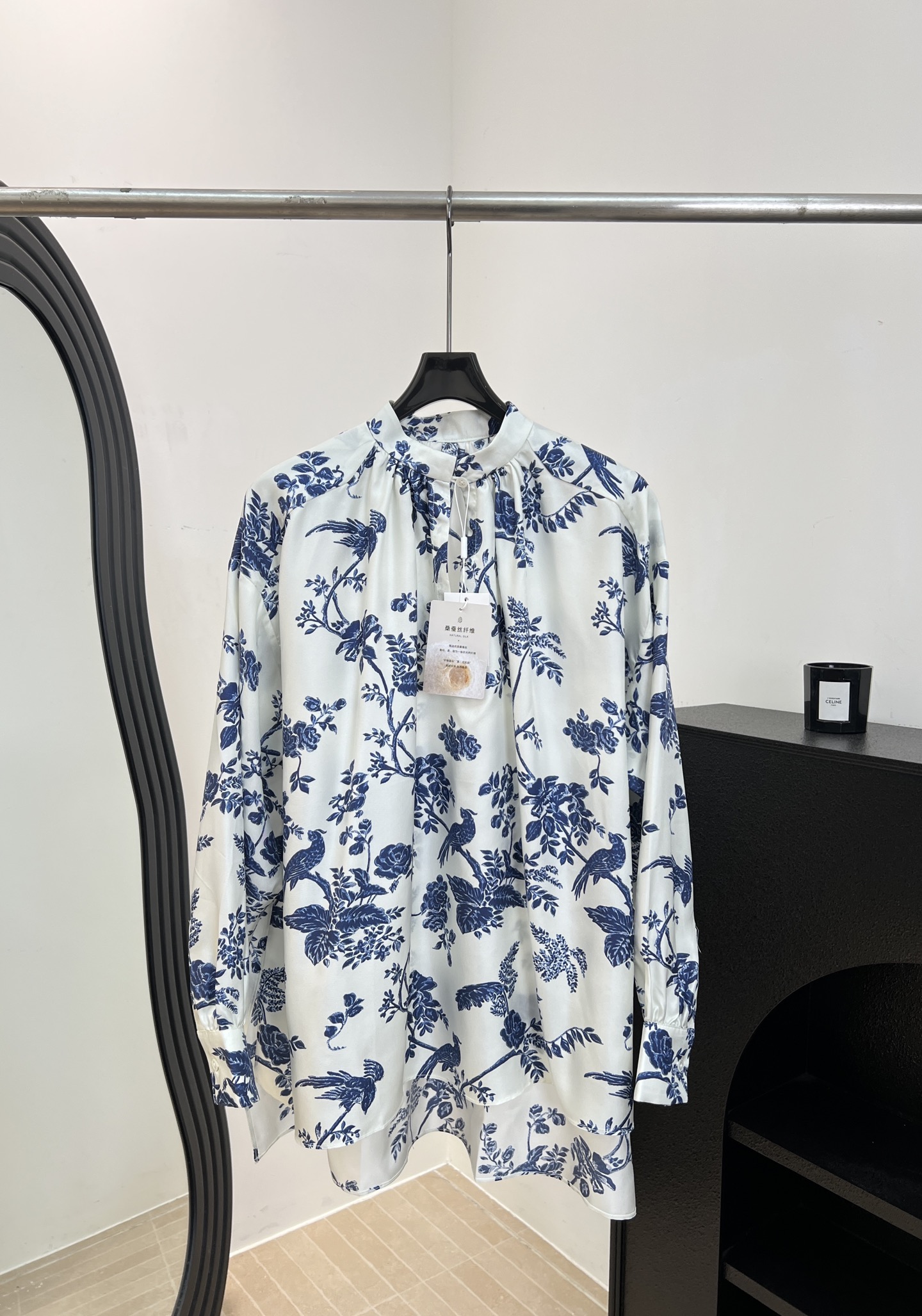 NO:842028,Into The Eas* spring and summer new style silk blue and white stand-up collar shirt, made of mulberry silk fabric, soft and skin-friendly, comfortable to wear and drapey, blue and white blue and white porcelain printed flower and bird pattern full of artistic sense, pleated design, loose fit, size XS M,, shirts, real silk,19860909Into The Eas* 春夏新款 真丝青花立领衬衫、采用桑蚕丝面料柔软亲肤、穿着舒适又有垂坠感、蓝白青花瓷印花花鸟图案艺术感满满、抽褶设计、宽松版型 码数XS M,,shirts,real silk,,Women's clothing