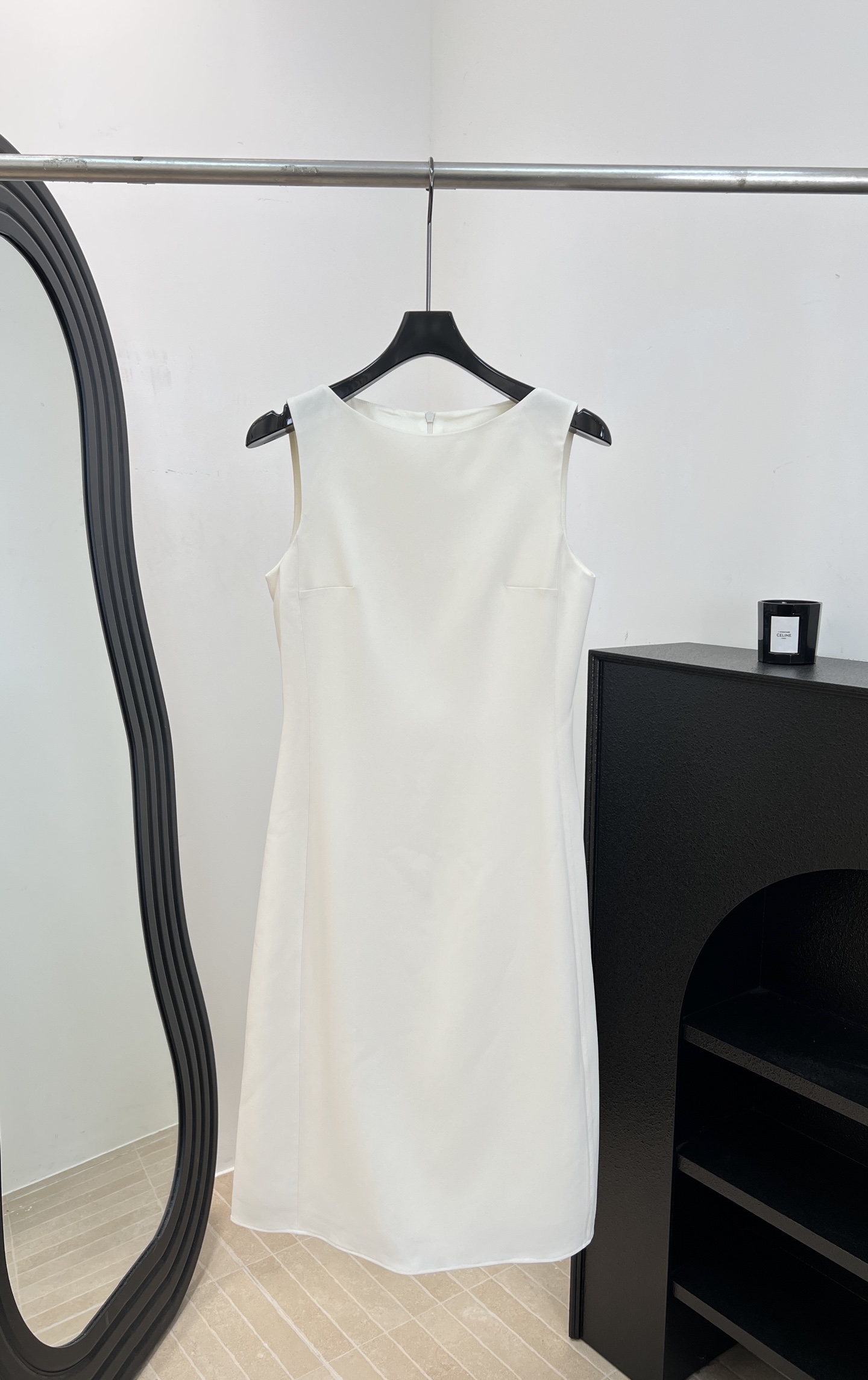NO:842721,THEORY's new spring and summer solid color umbrella hem slim sleeveless dress, made of triacetate fiber blend, the texture is soft and smooth and has a perfect drape feeling. It has a high-grade luster and a slim fit to show your temperament when worn. Casual fit. Size: S M L XL,,skirts,19860909THEORY 春夏新款 纯色伞摆修身无袖连衣裙、采用三醋酸纤维混纺、质地柔软顺滑垂坠感满分、穿上自带高级光泽修身显气质、休闲版型 码数S M L XL,,skirts,,Women's clothing