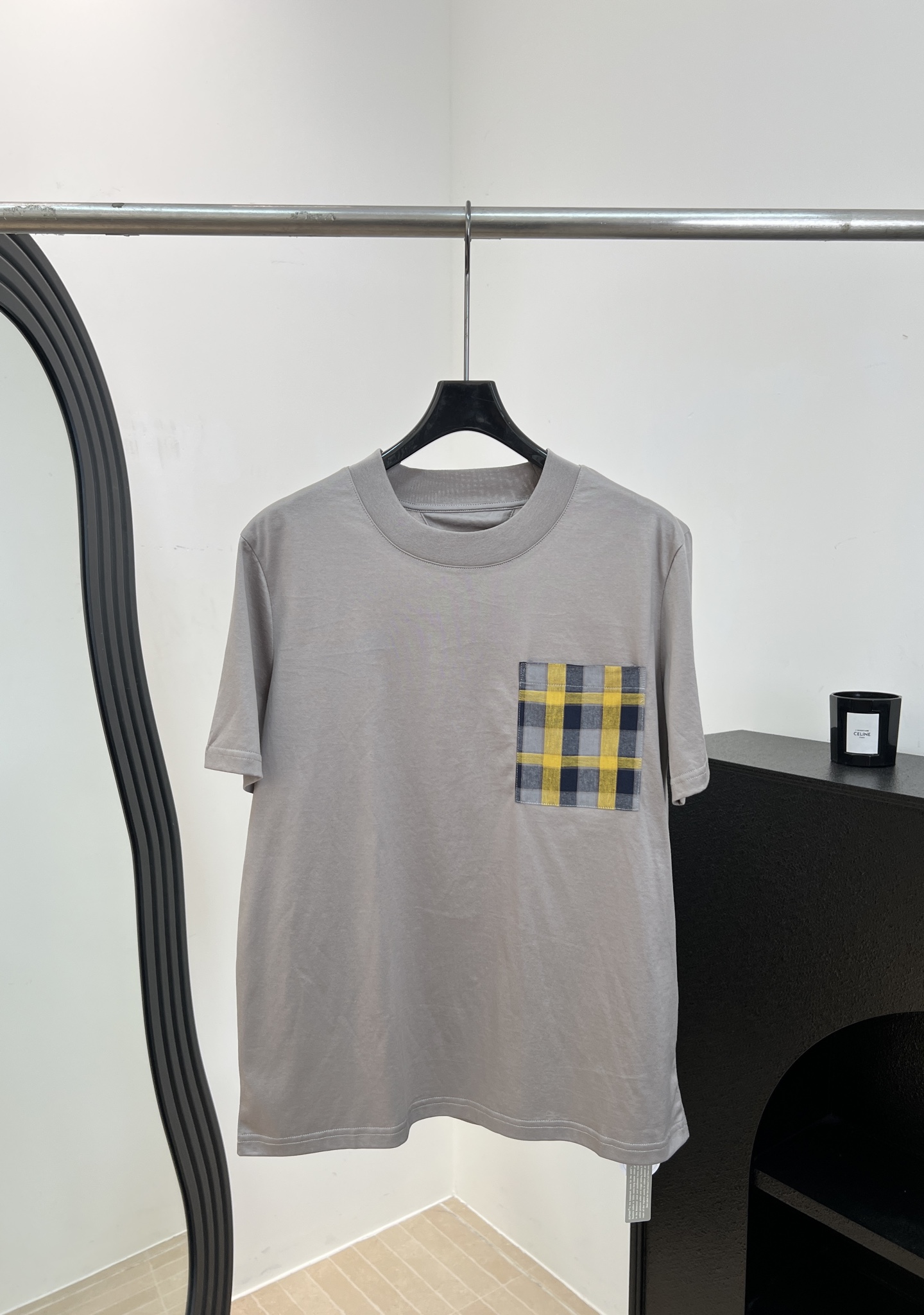 NO:842735,BV spring and summer new plaid chest pocket short-sleeved T-shirt, made of pure cotton fabric, red, blue and beige plaid pocket design on the chest, simple and detailed, loose fit, size S M L,,bottega veneta,T-shirt,tees,t-shirt,19860909BV 春夏新款 格纹胸口口袋短袖T恤、采用纯棉面料、胸前红蓝米色格纹口袋设计、简约又有细节感子、宽松版型 码数S M L,,bottega veneta,T-shirt,tees，t-shirt,,Women's clothing
