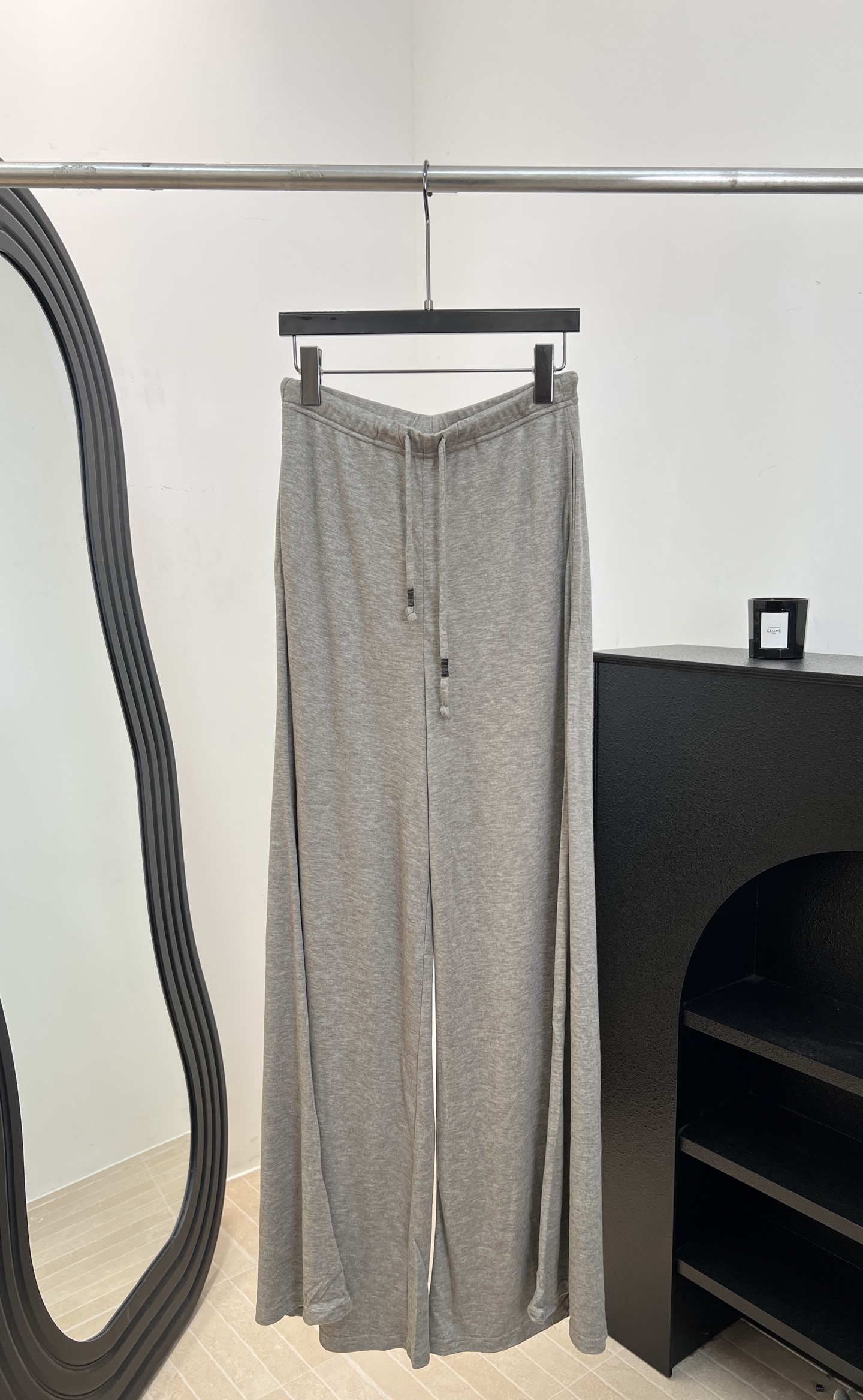 NO:842759,TheRo* new spring and summer style, drapey wide-leg pants, soft skin-friendly fabric, elastic drawstring waist, suitable for a variety of body shapes, strong drape, modify the leg shape to make you look slimmer and taller, wide-leg version, size S M L,,19860909TheRo* 春夏新款 垂感阔腿裤、柔软亲肤面料、松紧抽绳腰部、适合多种身材、垂坠感强 修饰腿型显瘦又显高、阔腿版型 码数S M L,,,Women's clothing
