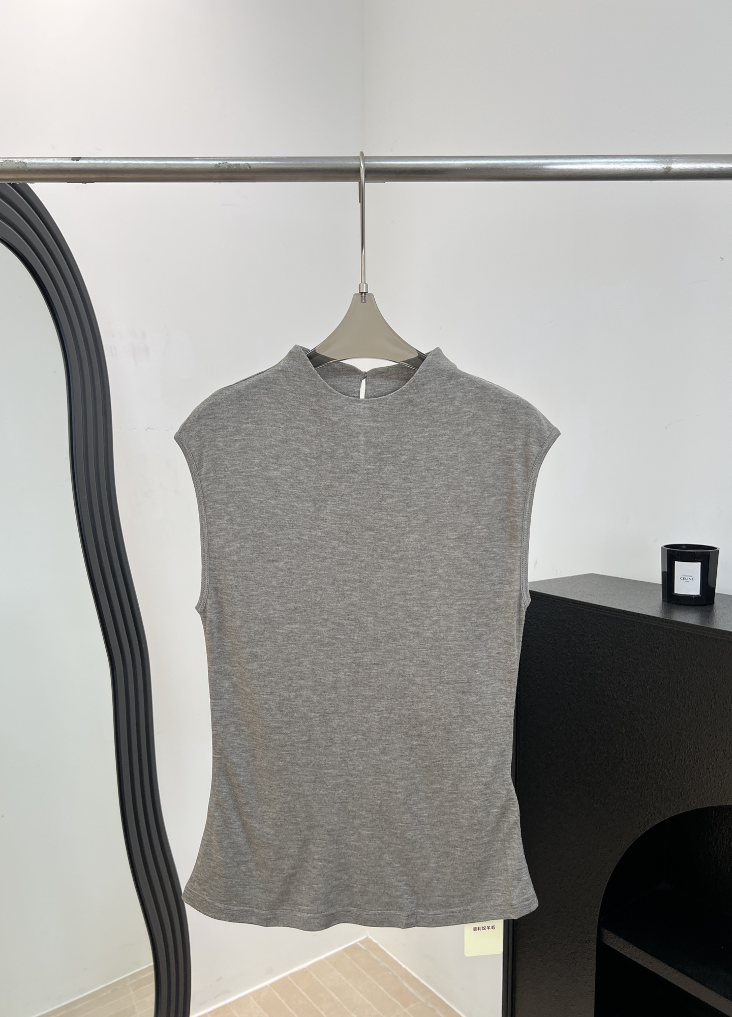 NO:842765,TheRo* new spring and summer style wool blend sleeveless vest, the fabric is elastic, soft and skin-friendly, has good breathability, casual fit, size SML,,19860909TheRo*春夏新款 羊毛混纺无袖背心、面料有弹性柔软亲肤透气性好、休闲版型 码数SML,,,Women's clothing