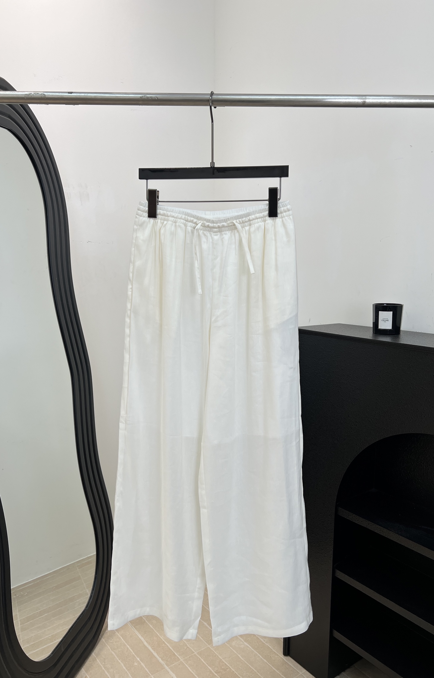 NO:878581,The Ro* new spring and summer linen wide-leg pants, made of linen and Tencel blend, feel smooth, lightweight, breathable, quick-drying and comfortable, high-waisted elastic drawstring design, good drape, lining to knee-length, wide-leg fit, size S M L,,19860909The Ro* 春夏新款 亚麻阔腿裤、采用亚麻天丝混纺手感爽滑、轻薄透气速干又舒适、高腰松紧抽绳设计、垂坠感好、内衬到膝上五分、阔腿版型 码数S M L,,,Women's clothing