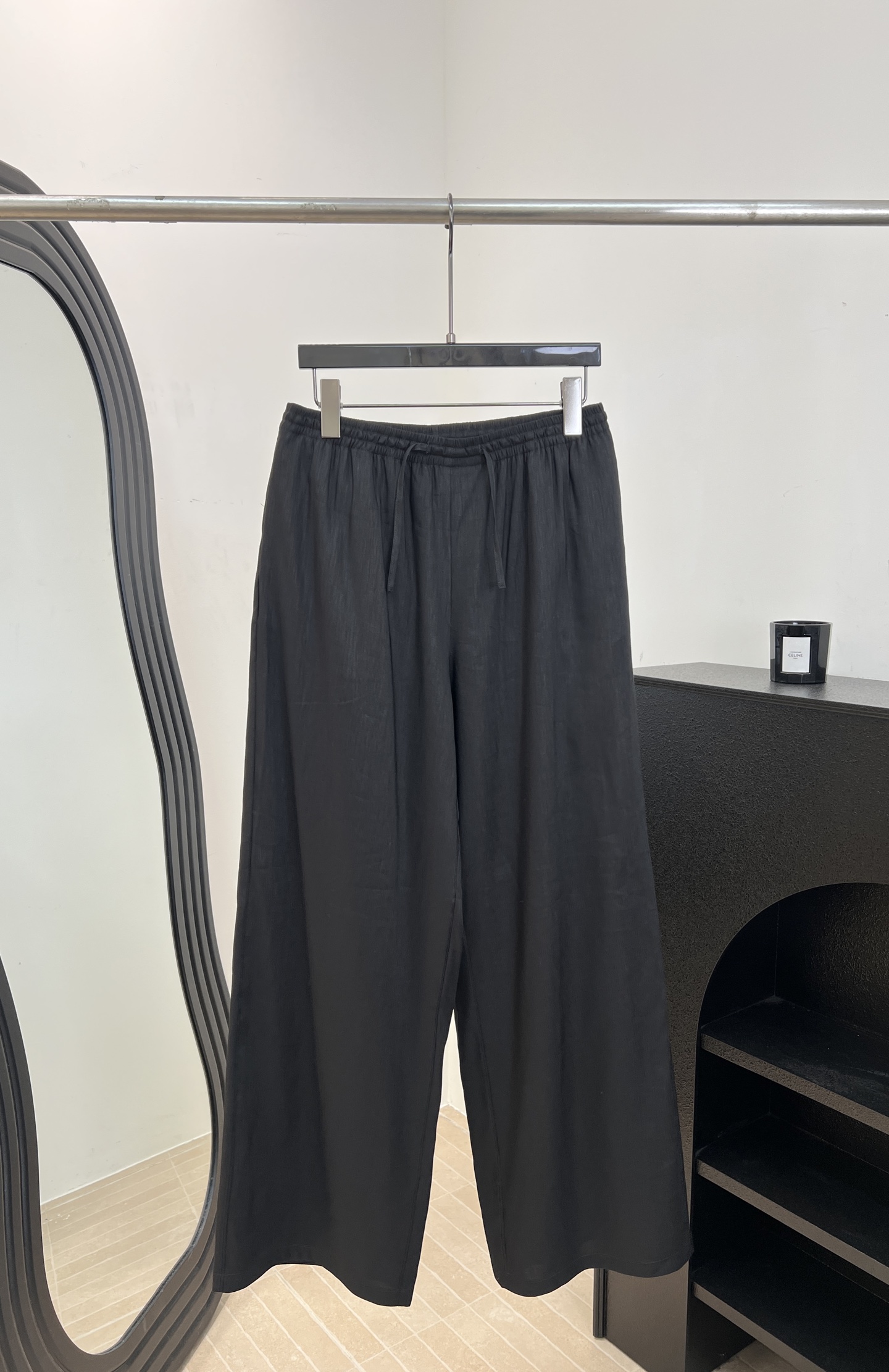 NO:842714,The Ro* new spring and summer linen wide-leg pants, made of linen and Tencel blend, feel smooth, lightweight, breathable, quick-drying and comfortable, high-waisted elastic drawstring design, good drape, lining to knee-length, wide-leg fit, size S M L,,19860909The Ro* 春夏新款 亚麻阔腿裤、采用亚麻天丝混纺手感爽滑、轻薄透气速干又舒适、高腰松紧抽绳设计、垂坠感好、内衬到膝上五分、阔腿版型 码数S M L,,,Women's clothing