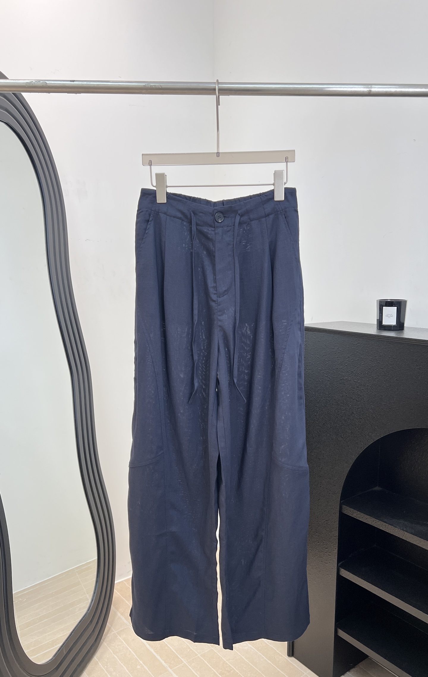 NO:842751,The Ro* new spring and summer linen blended high-waisted wide-leg pants, made of Lessel and linen blended fabrics, high waist + drawstring design, modified waistline to make you appear slimmer and taller, loose straight-leg pants, size S M L,,19860909The Ro* 春夏新款 亚麻混纺高腰阔腿裤,采用菜赛尔和亚麻混纺面料、高腰+抽绳设计、修饰腰线显瘦又显高、宽松直筒裤型 码数S M L,,,Women's clothing