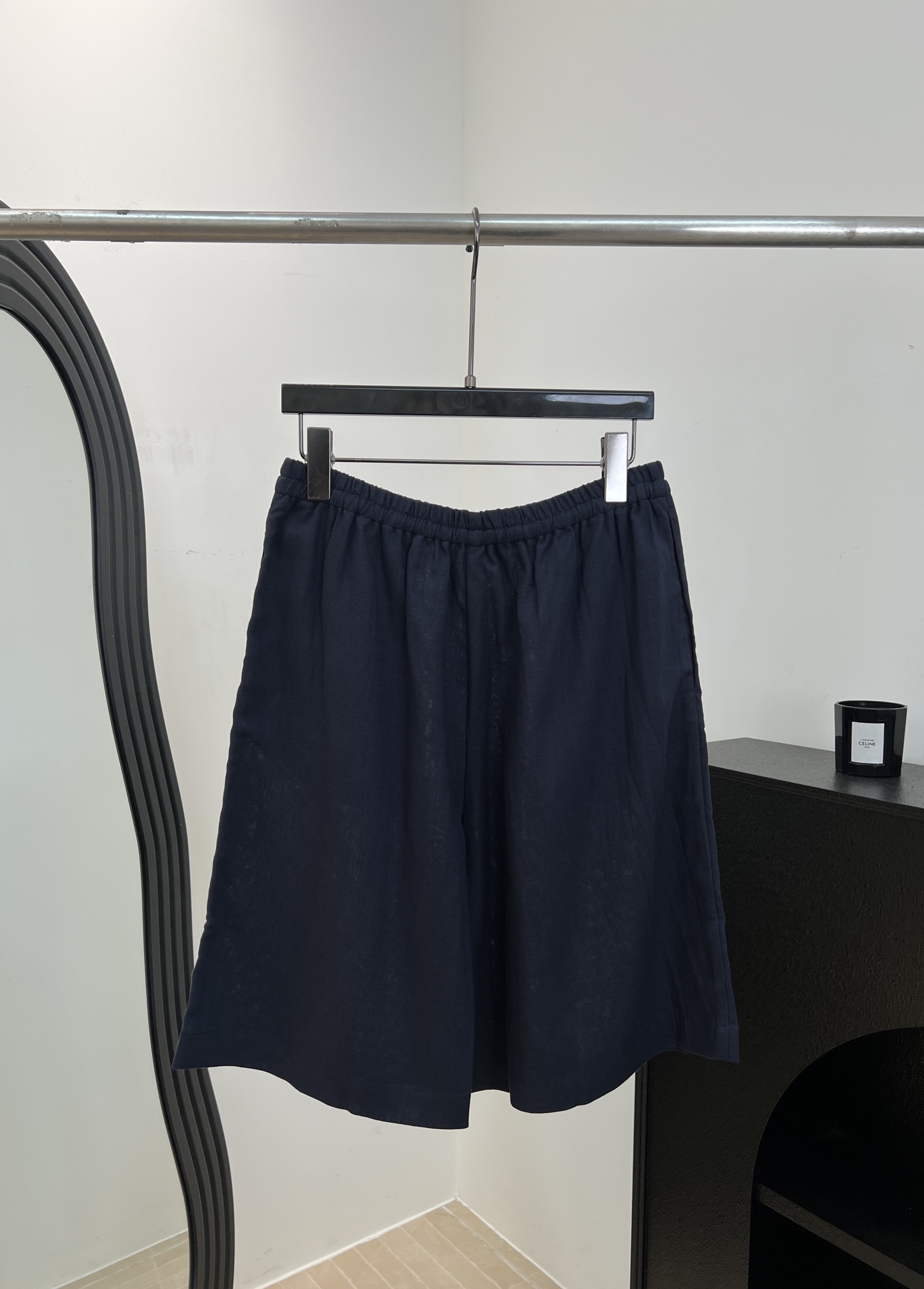 NO:842763,The Ro* new spring and summer linen blended high-waisted shorts, made of Lessel and linen blended fabrics, high waist + drawstring design, loose straight pants, size S M L,,shorts,19860909The Ro* 春夏新款 亚麻混纺高腰短裤,采用菜赛尔和亚麻混纺面料、高腰+抽绳设计、宽松直筒裤型 码数S M L,,shorts,,Women's clothing