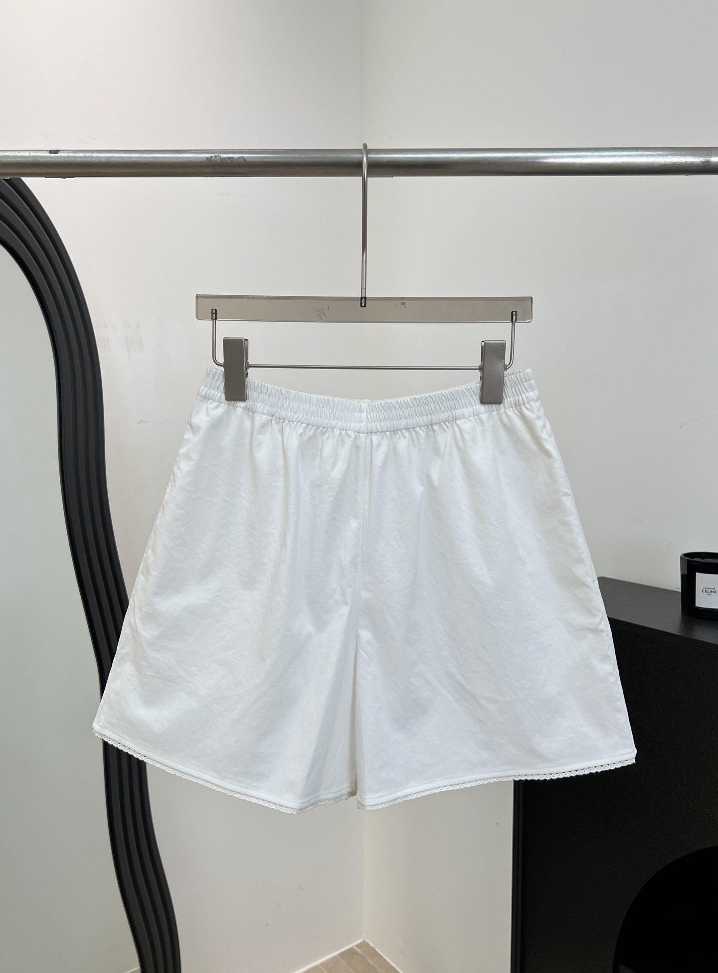 NO:878589,The Ro* spring and summer new solid color elastic waist shorts, made of anti-wrinkle technology fabric, elastic waist design, loose A-line version to cover the hips and slimming, lace embellishment design at the hem, casual fit, size S M L,,shorts,19860909The Ro* 春夏新款 纯色松紧腰短裤、采用抗皱科技面料、松紧腰设计、宽松A字版型遮胯显瘦、下摆有花边点缀设计、休闲版型 码数S M L,,shorts,,Women's clothing