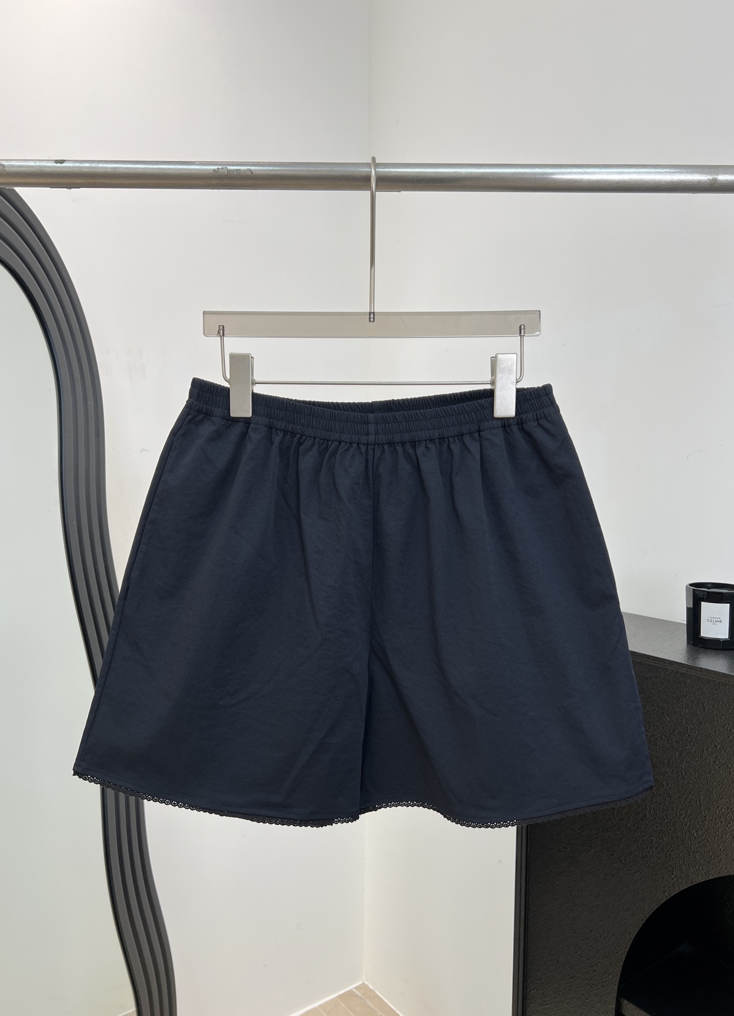 NO:842723,The Ro* spring and summer new solid color elastic waist shorts, made of anti-wrinkle technology fabric, elastic waist design, loose A-line version to cover the hips and slimming, lace embellishment design at the hem, casual fit, size S M L,,shorts,19860909The Ro* 春夏新款 纯色松紧腰短裤、采用抗皱科技面料、松紧腰设计、宽松A字版型遮胯显瘦、下摆有花边点缀设计、休闲版型 码数S M L,,shorts,,Women's clothing