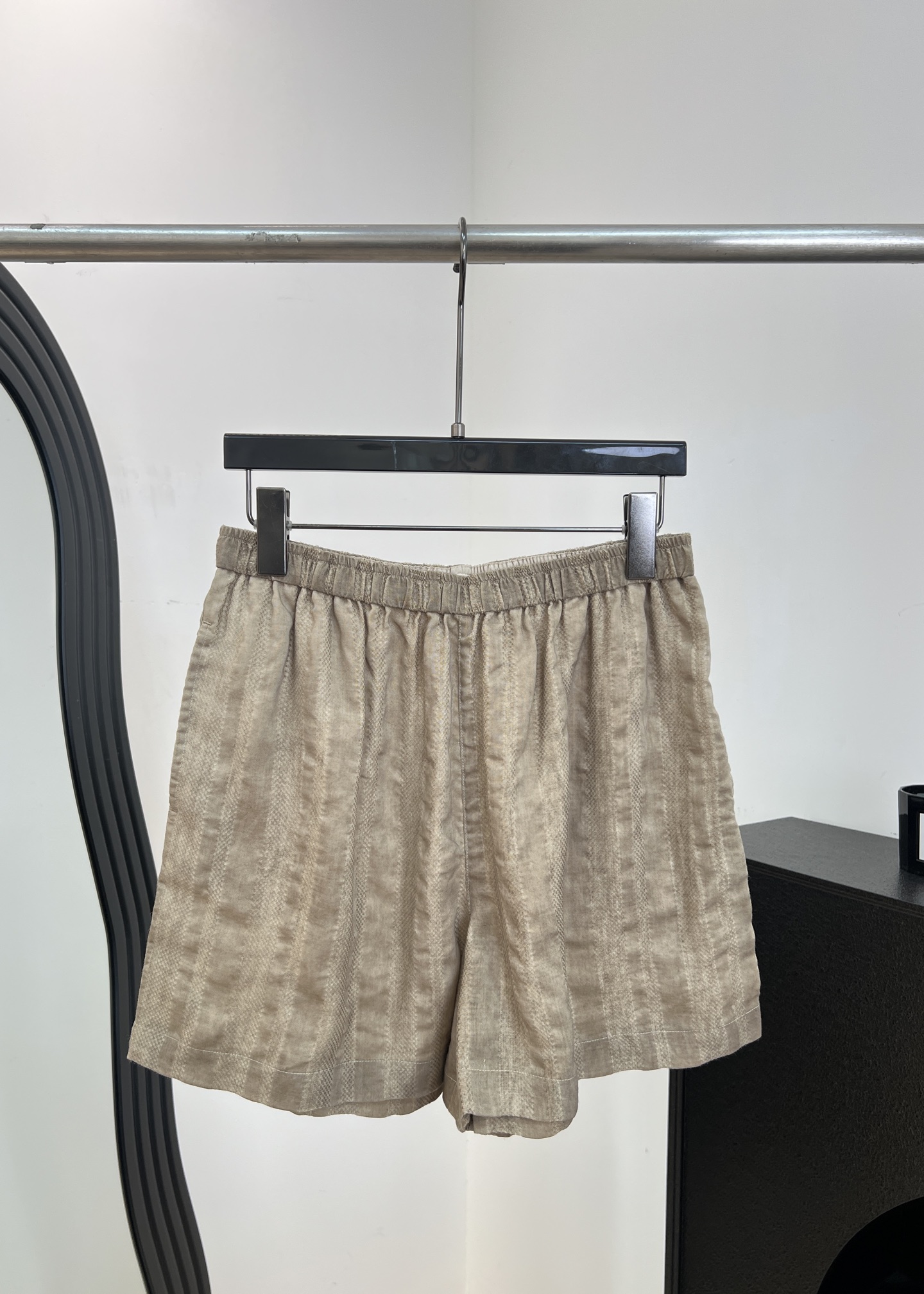 NO:878595,French niche brand, new spring and summer style, linen striped shorts, light khaki color + natural texture, elastic waist design, stripes with grid design, casual fit, size S M L,,shorts,19860909法国小众品牌 春夏新款 亚麻材质条纹短裤、浅卡其色+自然肌理、松紧腰设计、条纹有网格设计、休闲版型 码数S M L,,shorts,,Women's clothing