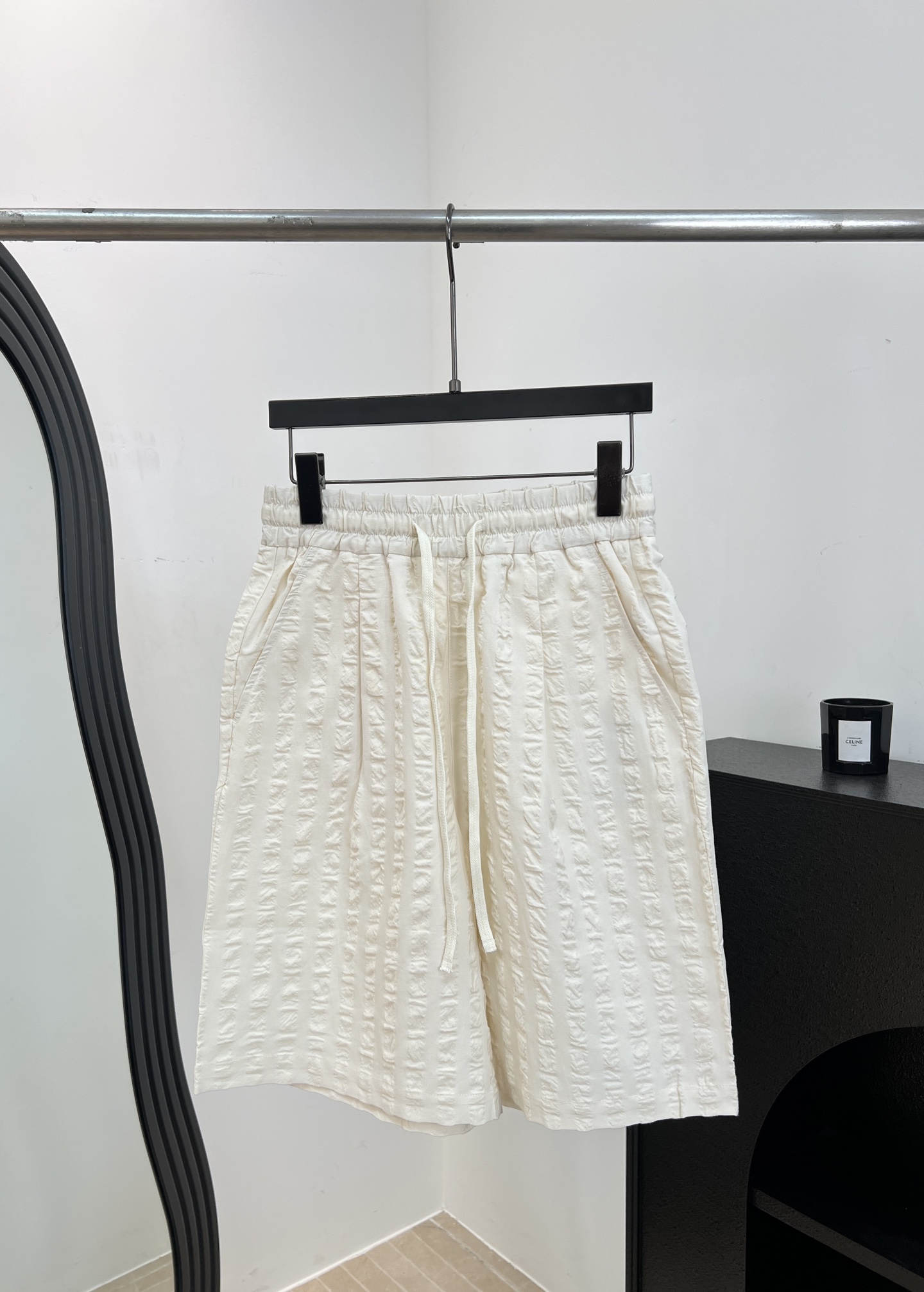 NO:878587,French niche brand, spring and summer new style, cotton textured shorts, elastic waist + drawstring design, modified leg shape and refreshing classic plaid, simple and versatile, casual fit, size S M L,,shorts,19860909法国小众品牌 春夏新款 棉质肌理感五分短裤、松紧腰+抽绳设计、修饰腿型又清爽经典格纹简约百搭、休闲版型 码数S M L,,shorts,,Women's clothing