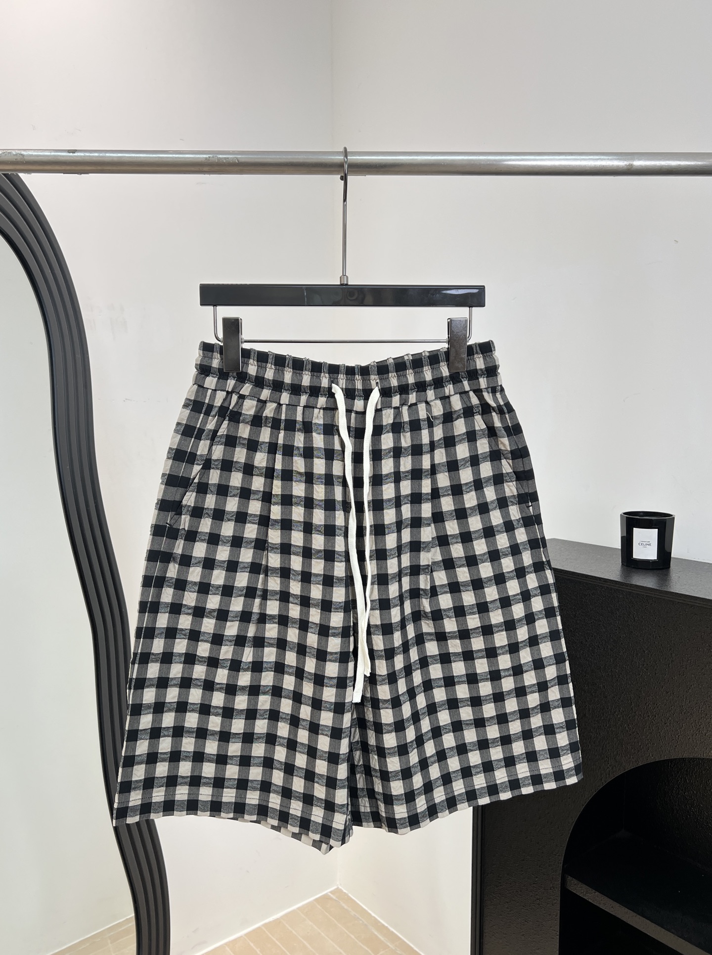 NO:842740,French niche brand, spring and summer new style, cotton textured shorts, elastic waist + drawstring design, modified leg shape and refreshing classic plaid, simple and versatile, casual fit, size S M L,,shorts,19860909法国小众品牌 春夏新款 棉质肌理感五分短裤、松紧腰+抽绳设计、修饰腿型又清爽经典格纹简约百搭、休闲版型 码数S M L,,shorts,,Women's clothing