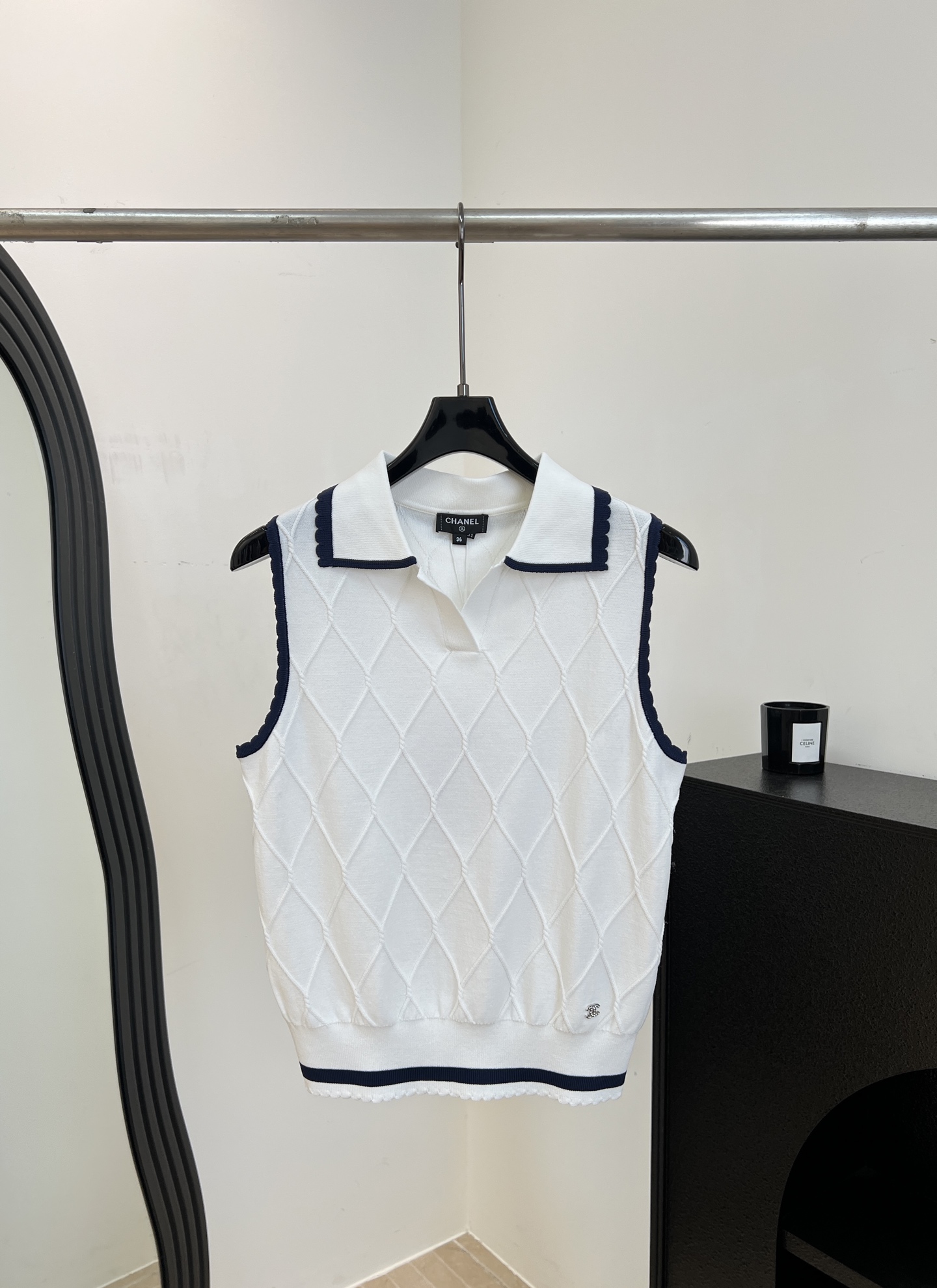 NO:844307,Chane* Xiaoxiang Spring and Summer New Style White knitted vest, rhombus texture + dark blue piping, simple and detailed, sleeveless design, lapels adding a college style, wavy lace on the hem and collar, casual fit, size S M L,,chanel,19860909Chane* 小香 春夏新款 白色针织背心、菱格纹理+深蓝滚边简约又有细节感、无袖设计、翻领增添学院风气质、下摆和领口的波浪花边、休闲版型 码数S M L,,chanel,,Women's clothing