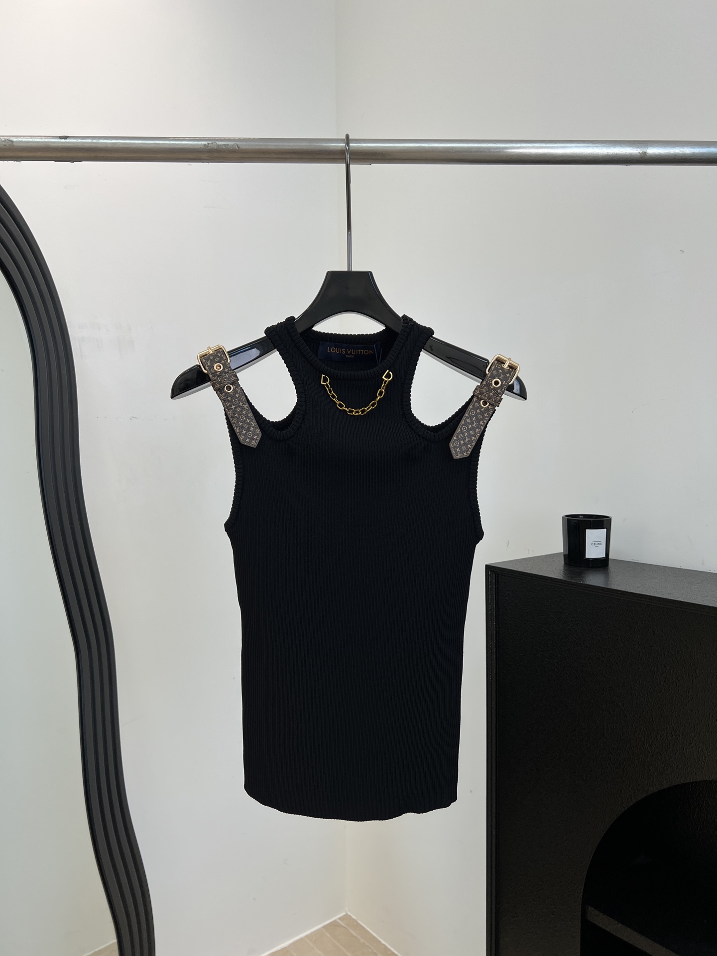 NO:844316,LouisVuitto* Louis spring and summer new style black ribbed cotton vest, shoulders embellished with classic Monogram presbyopic belt + metal chain, slim cut to fit the body shape, easily create American hot girl style, casual fit, size S M L,, louis vuitton, louis vuitton,19860909LouisVuitto* 路易 春夏新款 黑色螺纹棉背心、肩部点缀经典Monogram老花皮带+金属链条、修身剪裁贴合身形、轻松打造美式辣妹风、休闲版型 码数S M L,,louis vuitton,louis vuitton,,Women's clothing