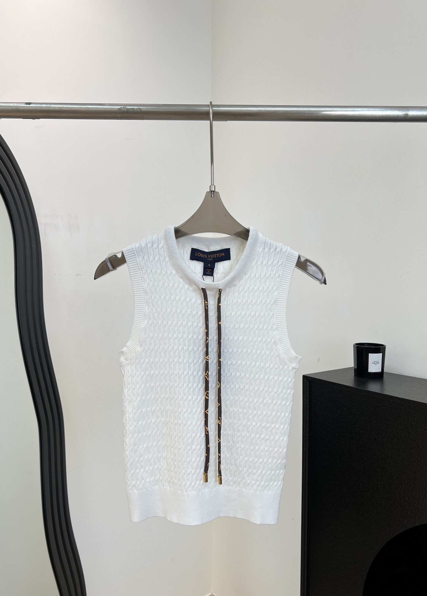 NO:844286,LouisVuitto* Louis spring and summer new style white twist knitted vest, soft knitted fabric, front drawstring + metal ring embellishment, sleeveless design, casual fit, size S M L,,louis vuitton,louis vuitton,19860909LouisVuitto* 路易 春夏新款 白色麻花针织背心、柔软针织面料、正面抽绳+金属环点缀、无袖设计、休闲版型 码数S M L,,louis vuitton,louis vuitton,,Women's clothing