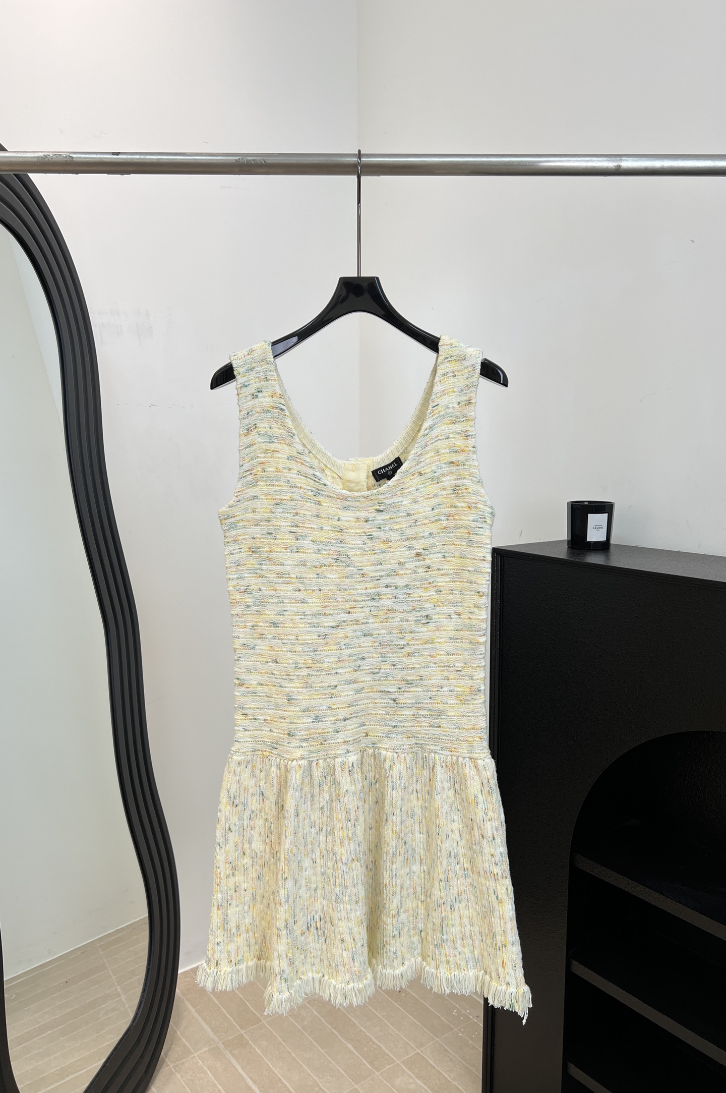 NO:905879,Chane* Xiaoxiang spring and summer new color dot tweed dress, light yellow background + colorful yarn, woven with unique tweed texture, sleeveless vest design, slim fit upper body and slightly flared hem, tassels on the skirt, casual fit, size S M L,,chanel,skirts,19860909Chane* 小香 春夏新款 彩点花呢连衣裙、浅黄底色+彩色纱线、织出独特花呢纹理、无袖背心设计、上身修身下摆微张、裙边流苏、休闲版型 码数S M L,,chanel,skirts,,Women's clothing