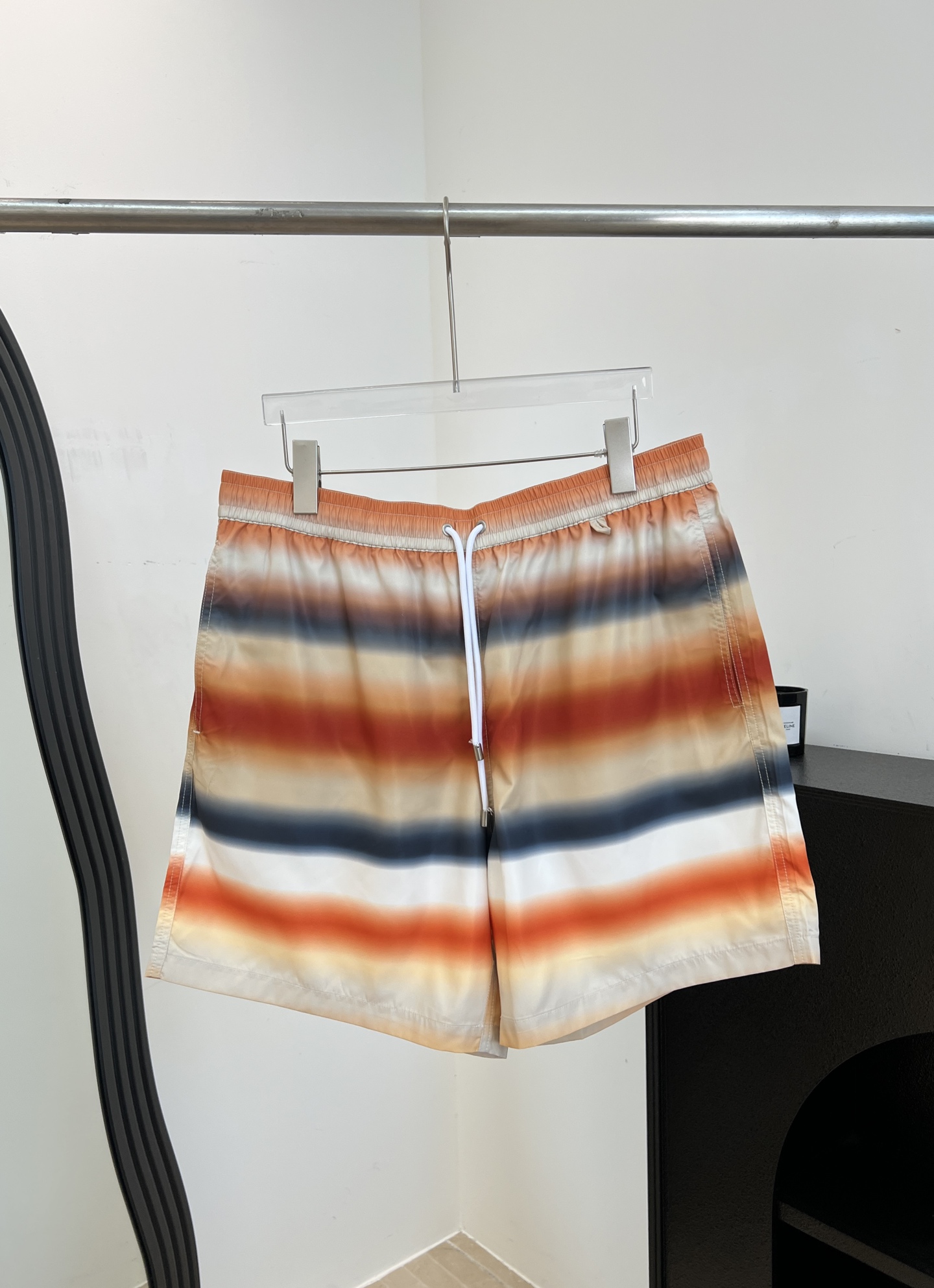 NO:898875,Men's Loew* new spring and summer style, technical fabric striped printed shorts, light and breathable fabric, orange, blue and white gradient stripes, inspired by the vitality of the summer seaside, elastic waist + drawstring design, casual fit, size S M L XL,, loewe, shorts,19860909男款Loew* 春夏新款 技术面料条纹印花短裤、轻薄透气面料、橙蓝白渐变条纹、灵感来自夏日海边活力满满、松紧腰+抽绳设计休闲版型 码数S M L XL,,loewe,shorts,,Women's clothing