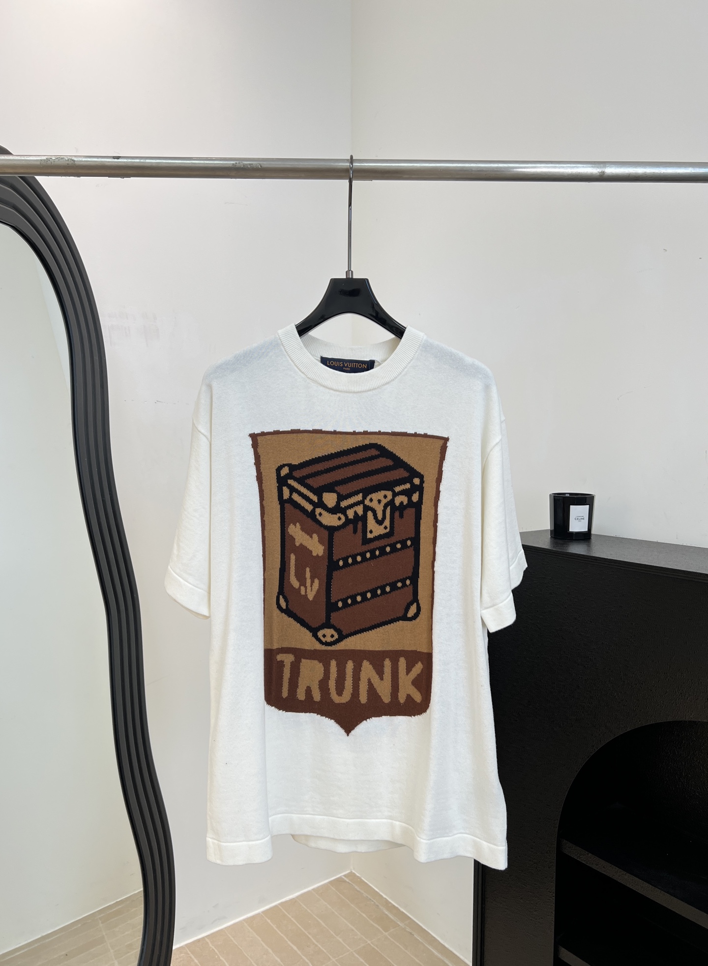 NO:898872,LouisVuitto* Louis new spring and summer Trunk printed short-sleeved T-shirt, made of soft densely woven cotton, printed with classic suitcase pattern and the word 'TRUNK', can be worn with jeans or casual pants, casual fit size S M L XL,, louis vuitton, louis vuitton, jeans, T-shirt, tees, t-shirt,19860909LouisVuitto* 路易 春夏新款 Trunk印花短袖T恤、采用柔软密织棉布、印有经典旅行箱图案和“TRUNK”字样、配牛仔裤或休闲裤都可以、休闲版型 码数S M L XL,,louis vuitton,louis vuitton,jeans,T-shirt,tees，t-shirt,,Women's clothing
