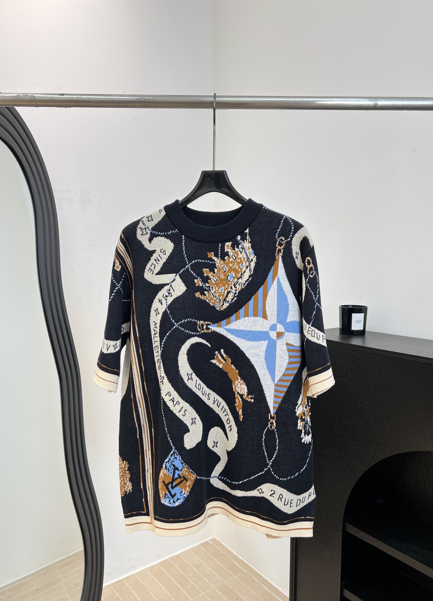 NO:898868,Men's LouisVuitto* Louis spring and summer new cotton jacquard knitted short-sleeved T-shirt, customized high-quality knitted fabric, jacquard knitted on a dark blue base, integrating the brand's iconic elements and heraldic elements, including ribbons, crowns, dogs and foxes, loose fit size S M L XL,,louis vuitton,louis vuitton,T-shirt,19860909男款LouisVuitto* 路易 春夏新款 棉质提花针织短袖T、定制高品质针织面料、提花针织在深蓝色底上、融合了品牌的标志性元素与纹章元素、包括丝带、皇冠、狗和狐狸、宽松版型 码数S M L XL,,louis vuitton,louis vuitton,T-shirt,,Women's clothing
